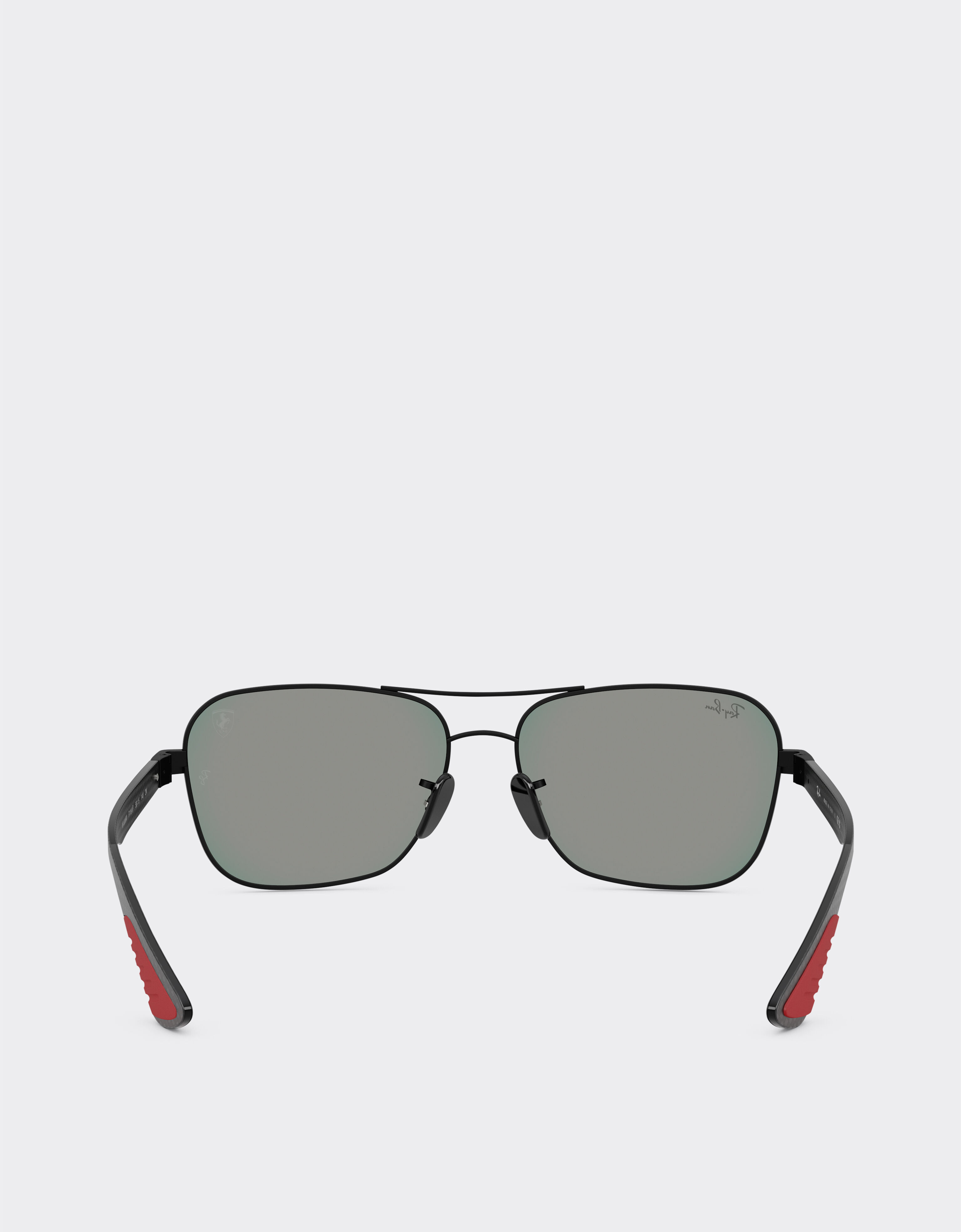 Ferrari Ray-Ban für Scuderia Ferrari RB8336M aus mattschwarzem Metall und dunkler Kohlefaser mit dunkelgrau verspiegelten blau/roten Gläsern Mattschwarz LA02Bf