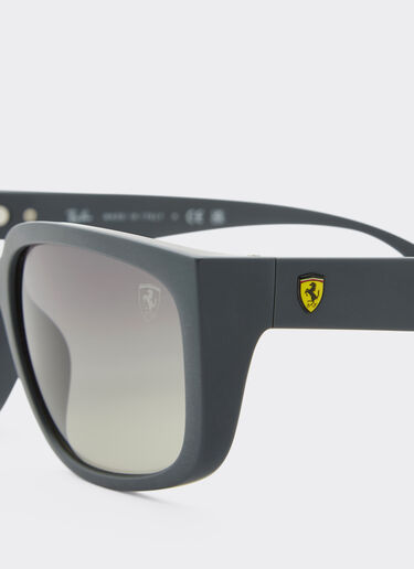 Ferrari Ray-Ban pour Scuderia Ferrari RB4443M en PEEK gris avec des verres gris dégradés Ingrid F1518f