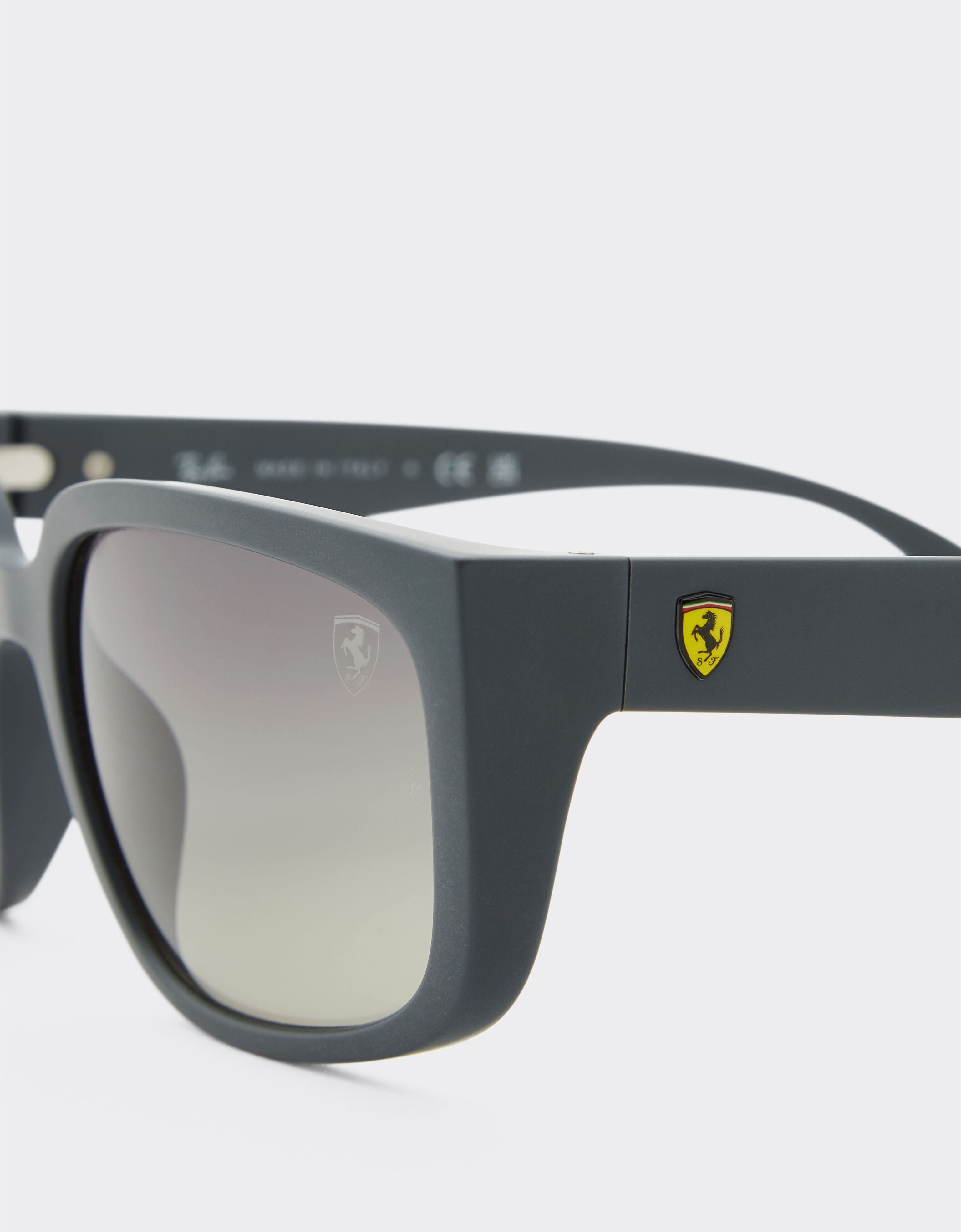 Ferrari Ray-Ban pour Scuderia Ferrari RB4443M en PEEK gris avec des verres gris dégradés Ingrid F1518f