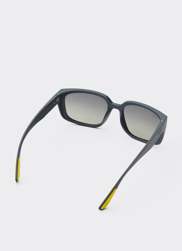 Ferrari Ray-Ban pour Scuderia Ferrari RB4443M en PEEK gris avec des verres gris dégradés Ingrid F1518f