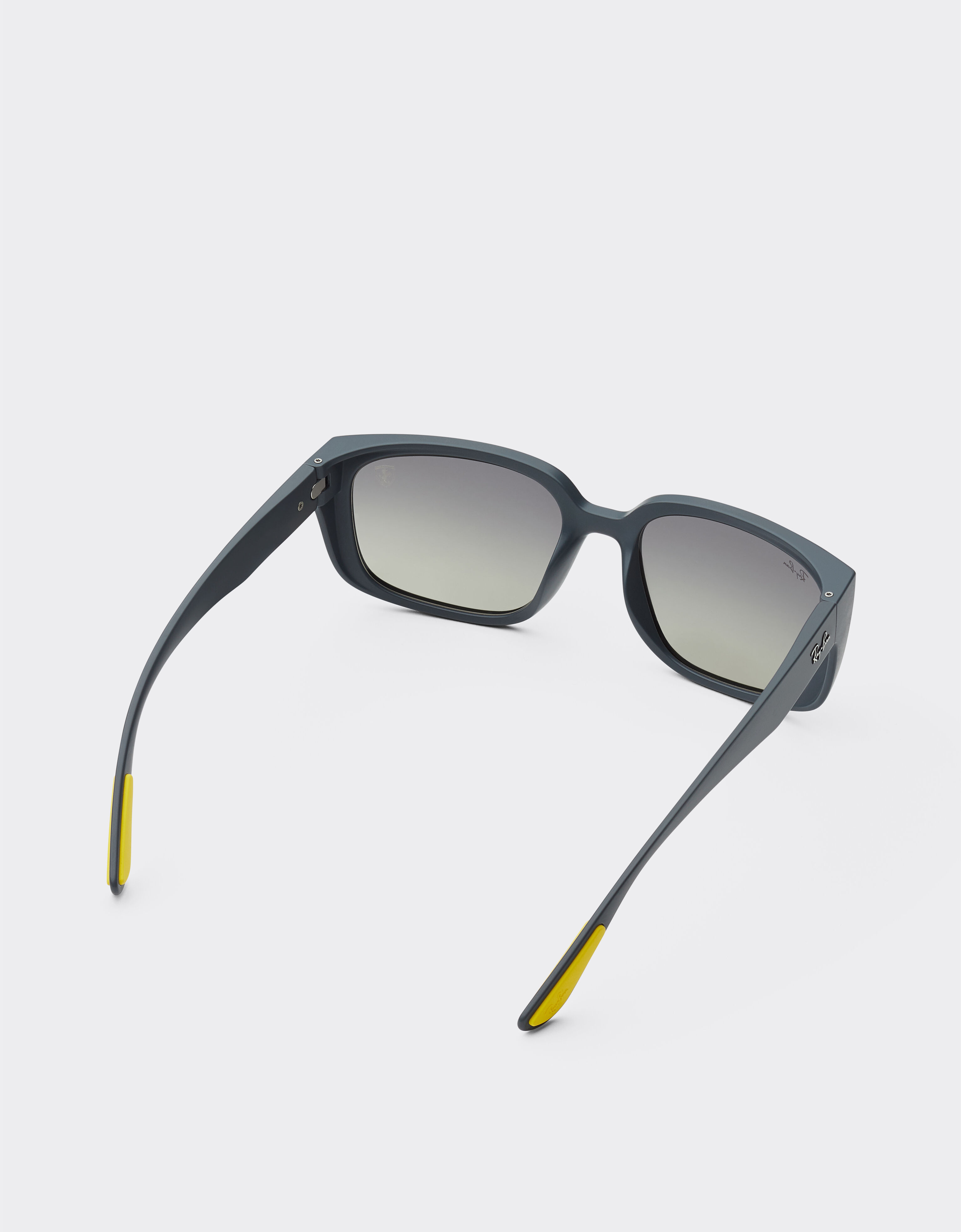 Ferrari Ray-Ban pour Scuderia Ferrari RB4443M en PEEK gris avec des verres gris dégradés Ingrid F1518f