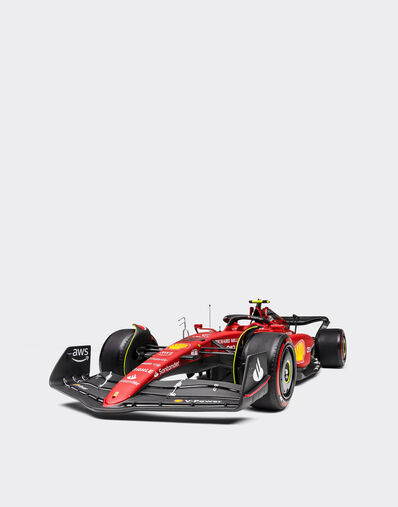 Ferrari 1:8 scale Carlos Sainz Ferrari F1-75 model Red F0666f