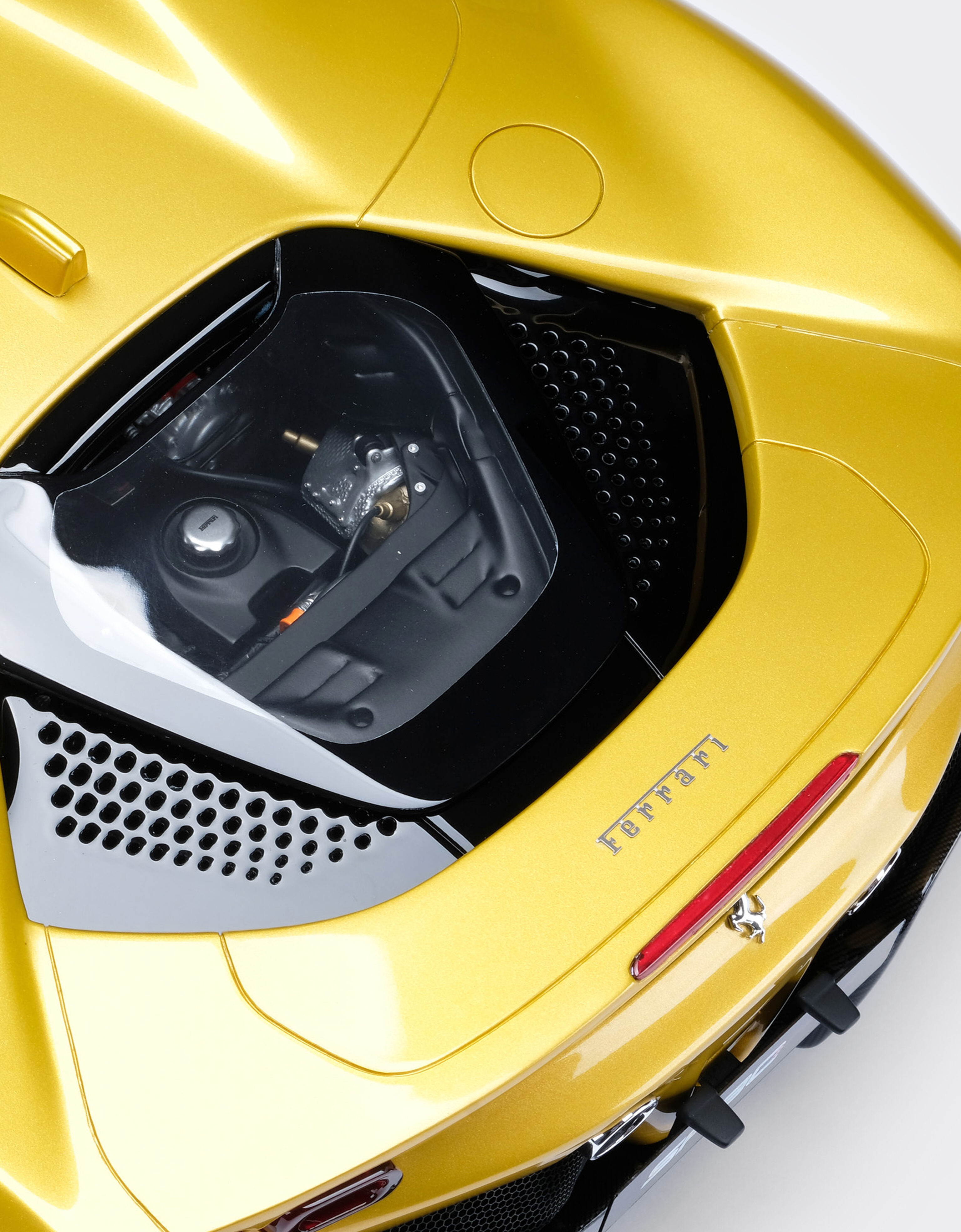 Ferrari SF90 Stradale Spider model in 1:8 scale Gold F0075f