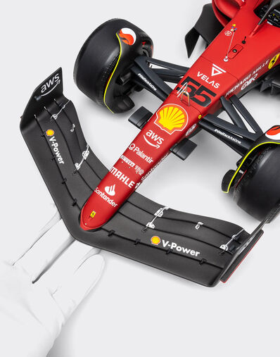 Ferrari 1:8 scale Carlos Sainz Ferrari F1-75 model Red F0666f