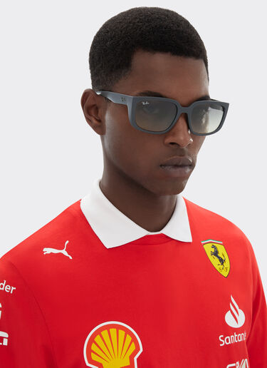 Ferrari Ray-Ban pour Scuderia Ferrari RB4443M en PEEK gris avec des verres gris dégradés Ingrid F1518f