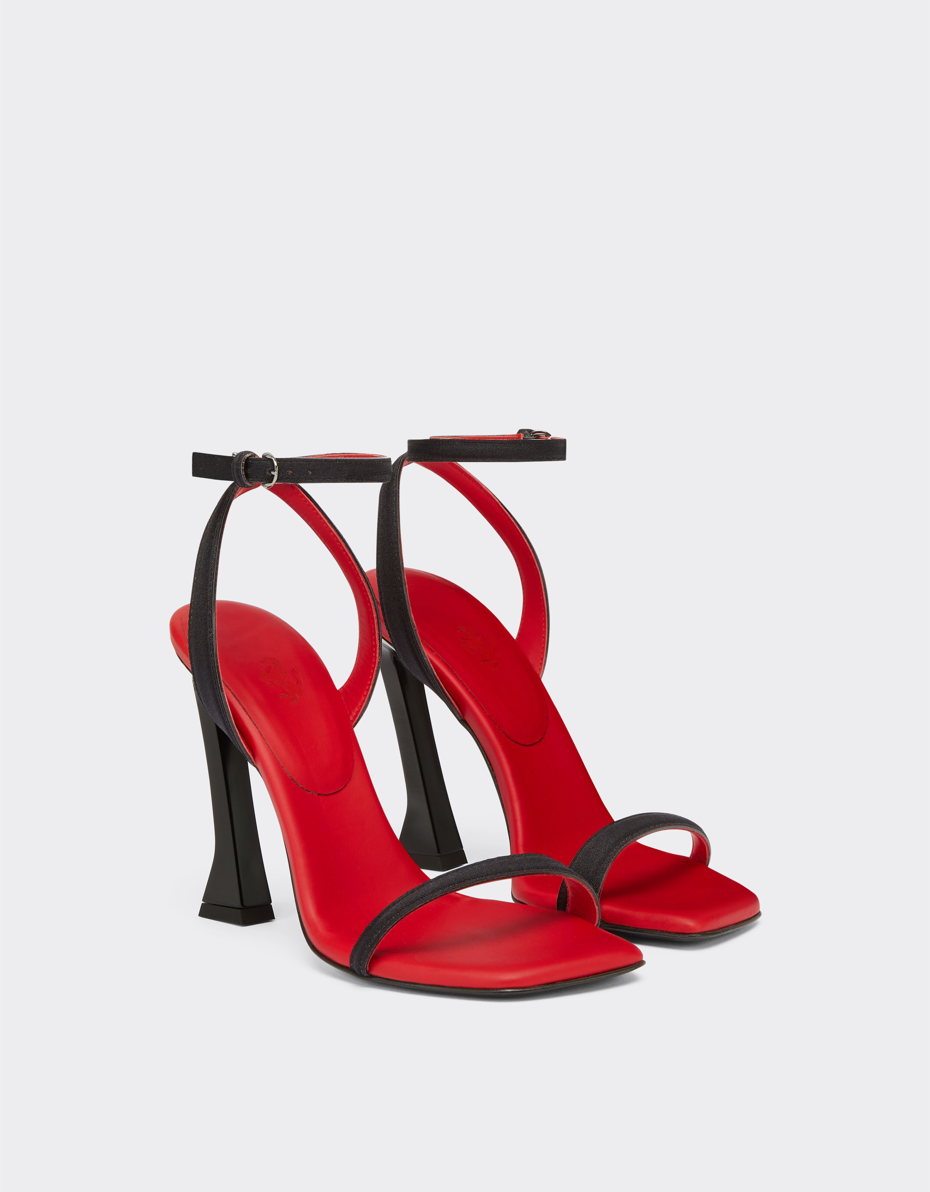 Neoprene sandals with strap