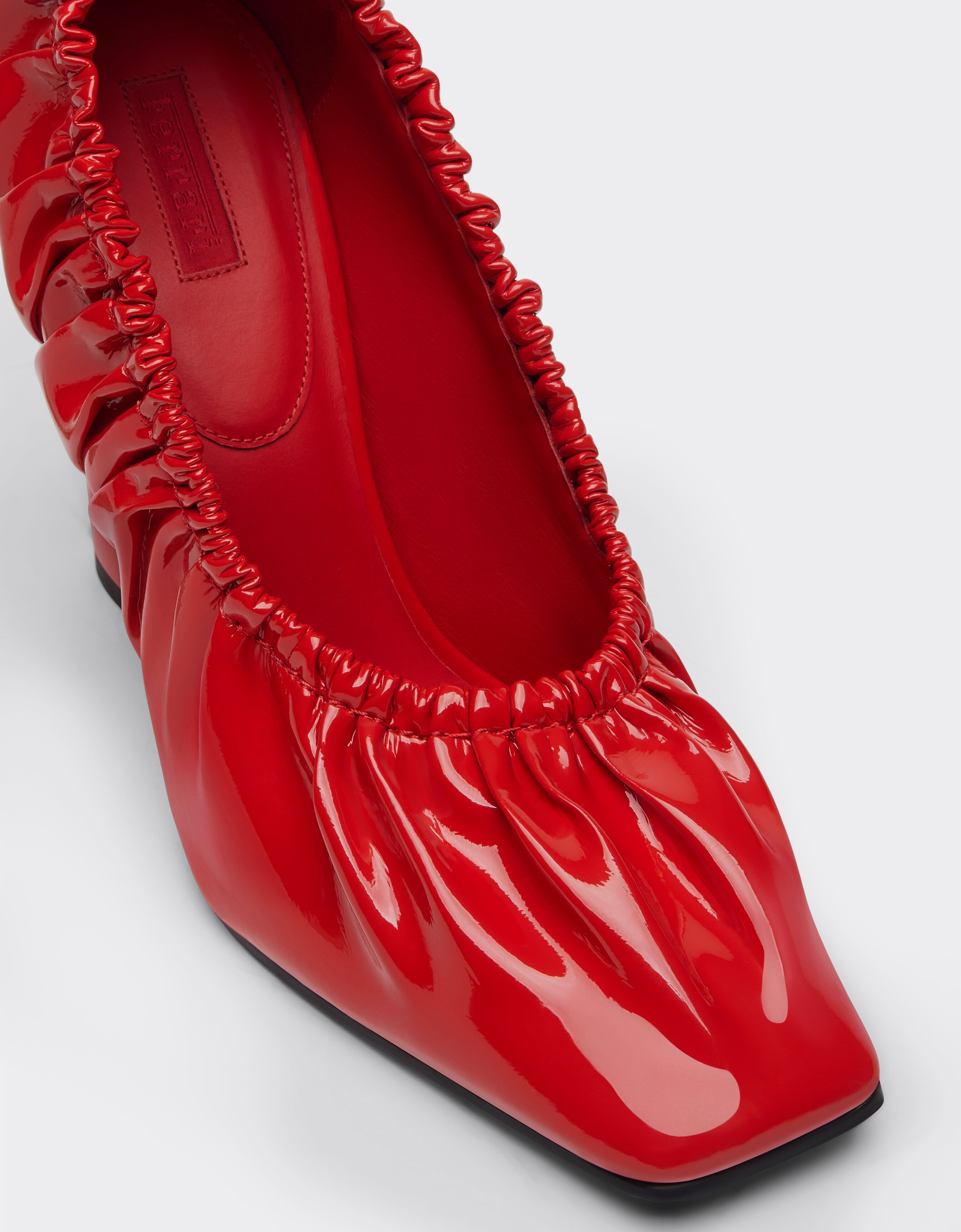 Patent leather curled pump shoe in Rosso Dino for Women | Ferrari®