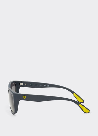Ferrari Ray-Ban pour Scuderia Ferrari RB4443M en PEEK gris avec des verres gris dégradés Ingrid F1518f
