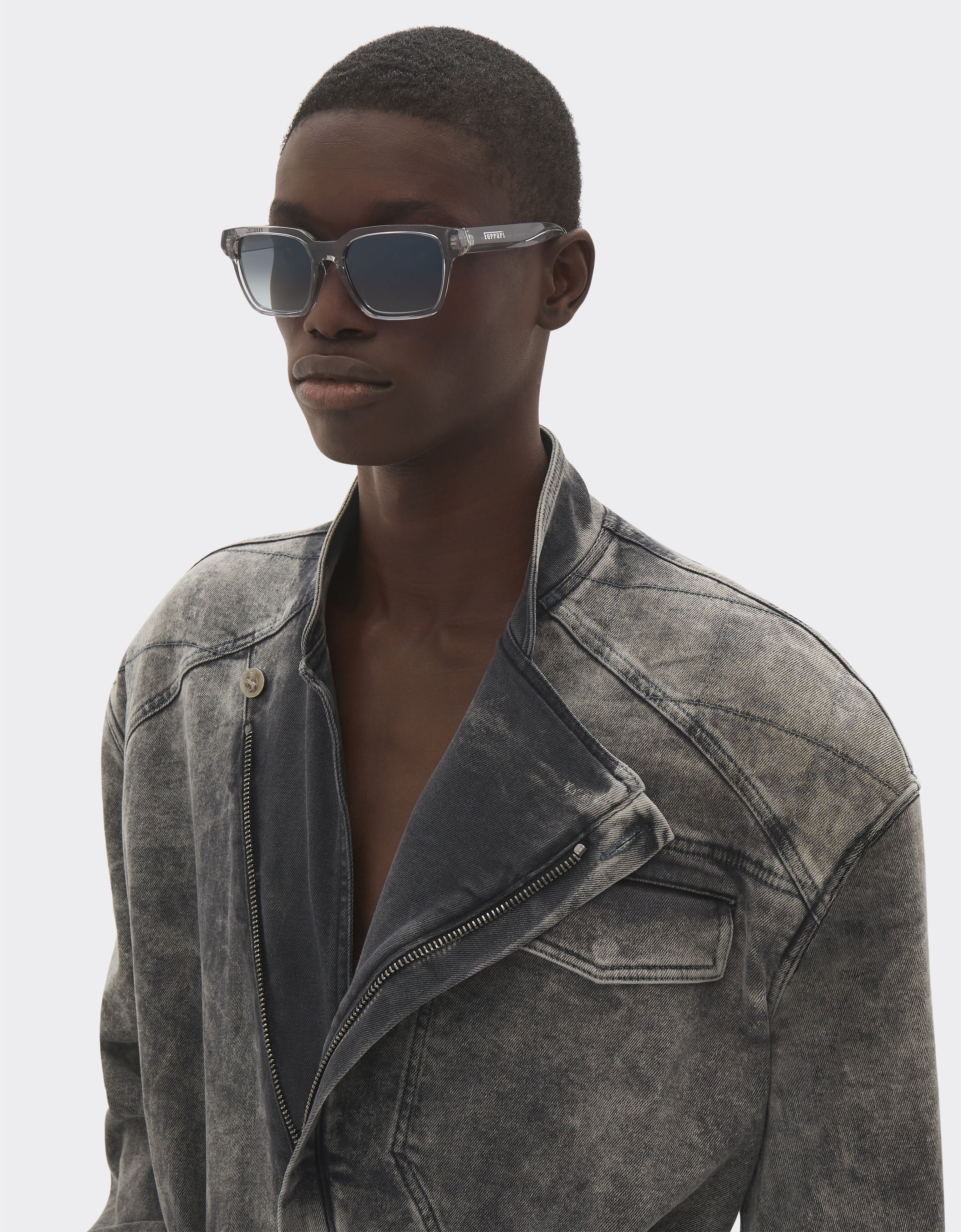 Ferrari Lunettes de soleil Ferrari en acétate gris transparent avec verres gris dégradés Ingrid F1545f