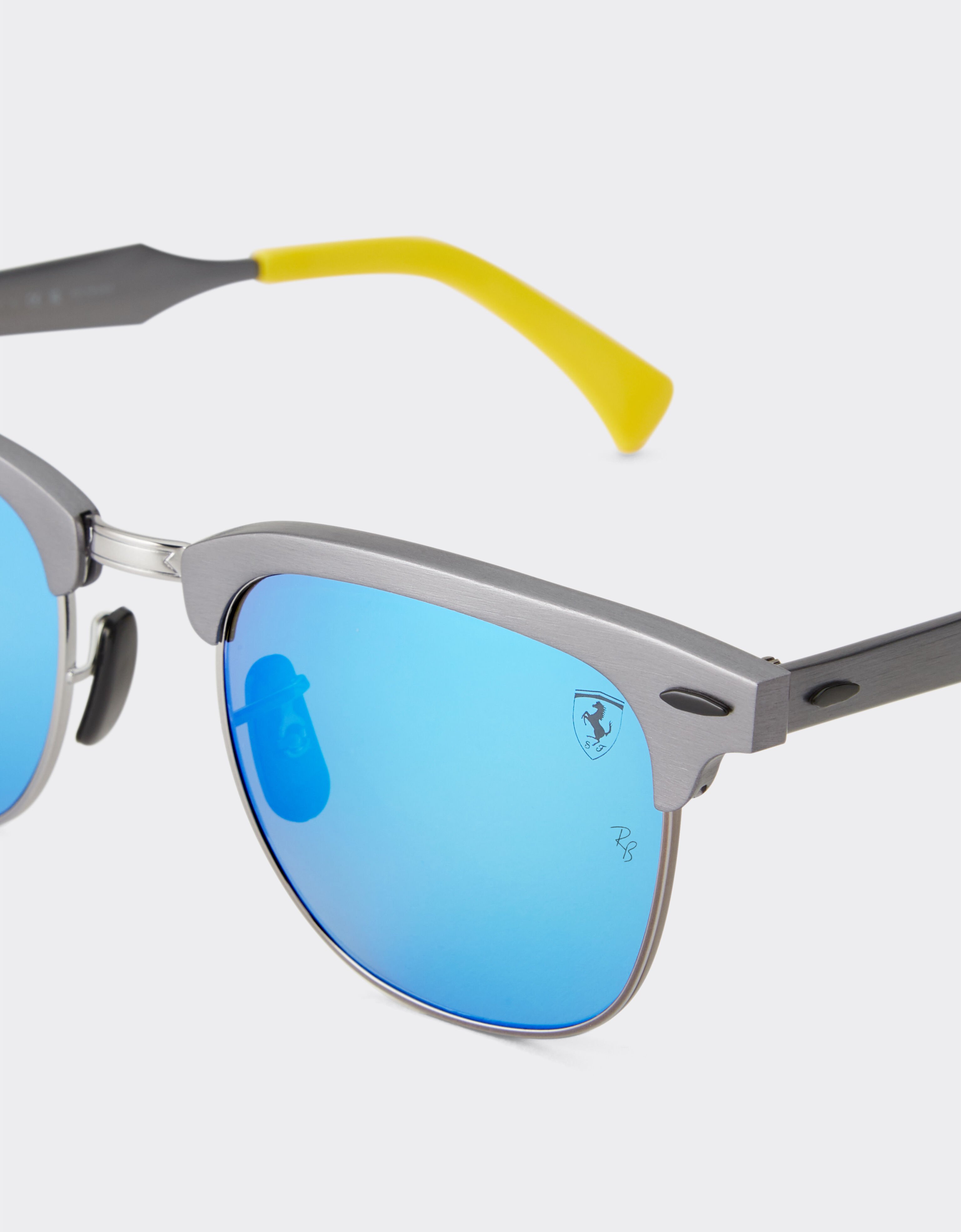 Ferrari Ray-Ban pour Scuderia Ferrari RB3807M en métal gris avec des verres gris miroir bleu polarisés Ingrid F1514f