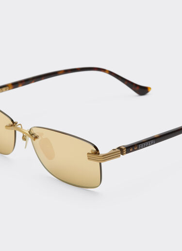 Lunettes de soleil Ferrari en titane doré mat et acétate avec verres jaune doré transparent miroir Ferrari Lunettes de soleil Ferrari en titane doré mat et acétate avec verres jaune doré transparent miroir Oro LA0L9f