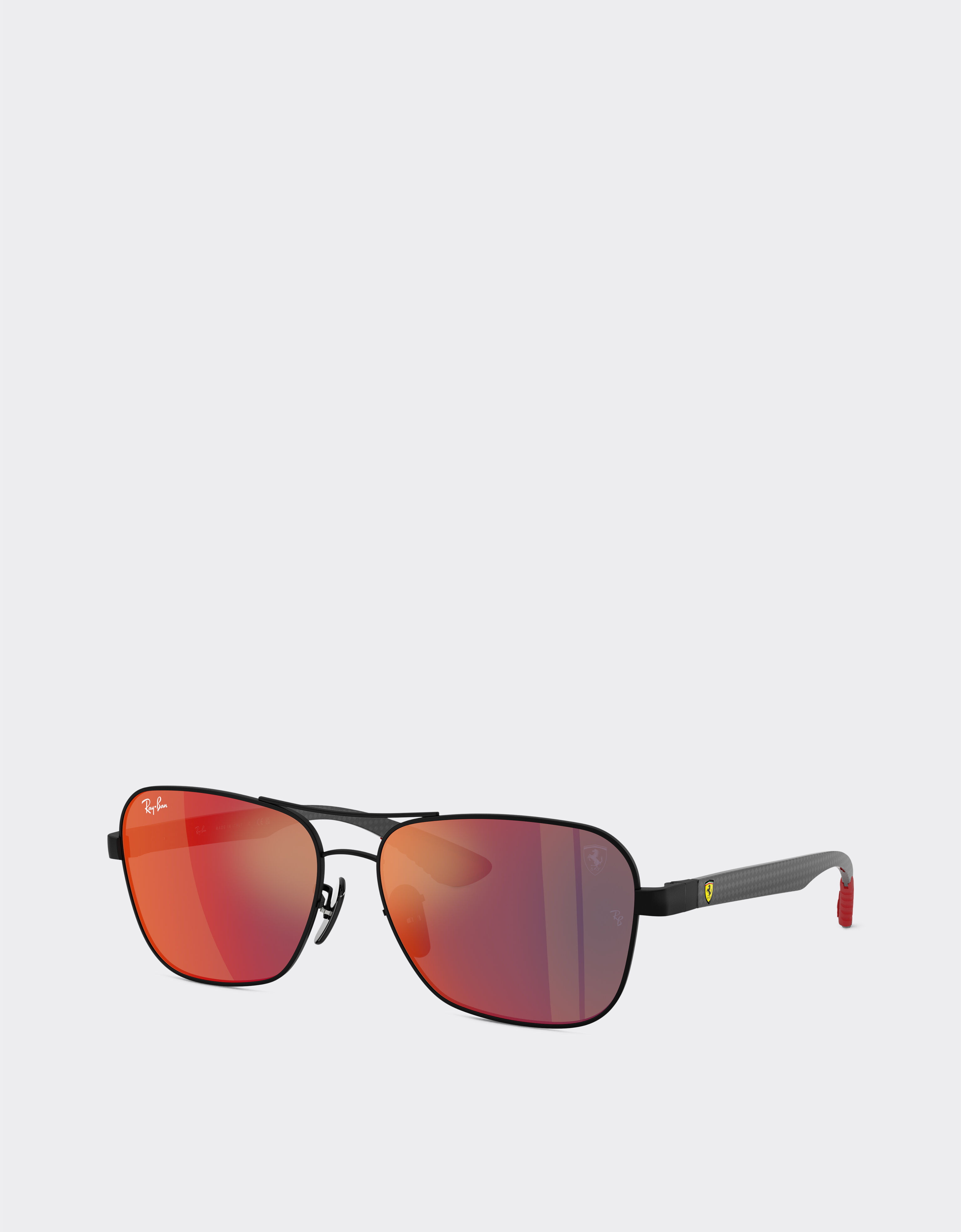 Ferrari Ray-Ban für Scuderia Ferrari RB8336M aus mattschwarzem Metall und dunkler Kohlefaser mit dunkelgrau verspiegelten blau/roten Gläsern Mattschwarz LA02Bf