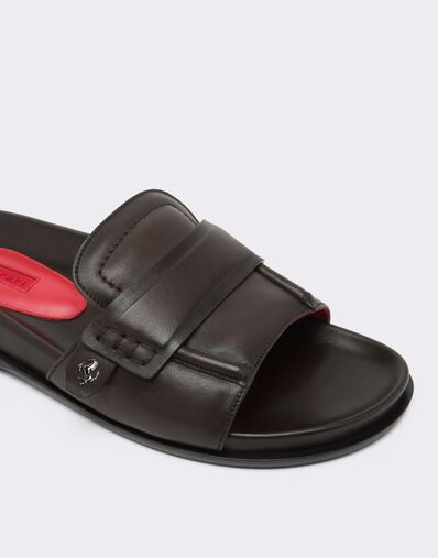 Ferrari Slider de piel con Cavallino Rampante Marrone CSMSD0001XL00018f