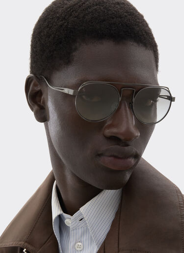 Gafas de sol Ferrari de titanio gunmetal mate con cristales plateados espejados Ferrari Gafas de sol Ferrari de titanio gunmetal mate con cristales plateados espejados Gris metálico LA0ENf