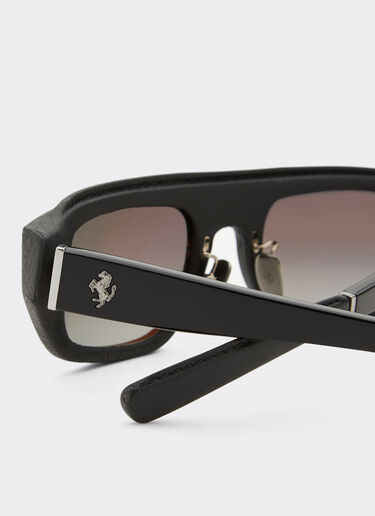 Ferrari Lunettes de soleil Ferrari en acétate et cuir noir avec verres polarisants grisés Noir F1541f