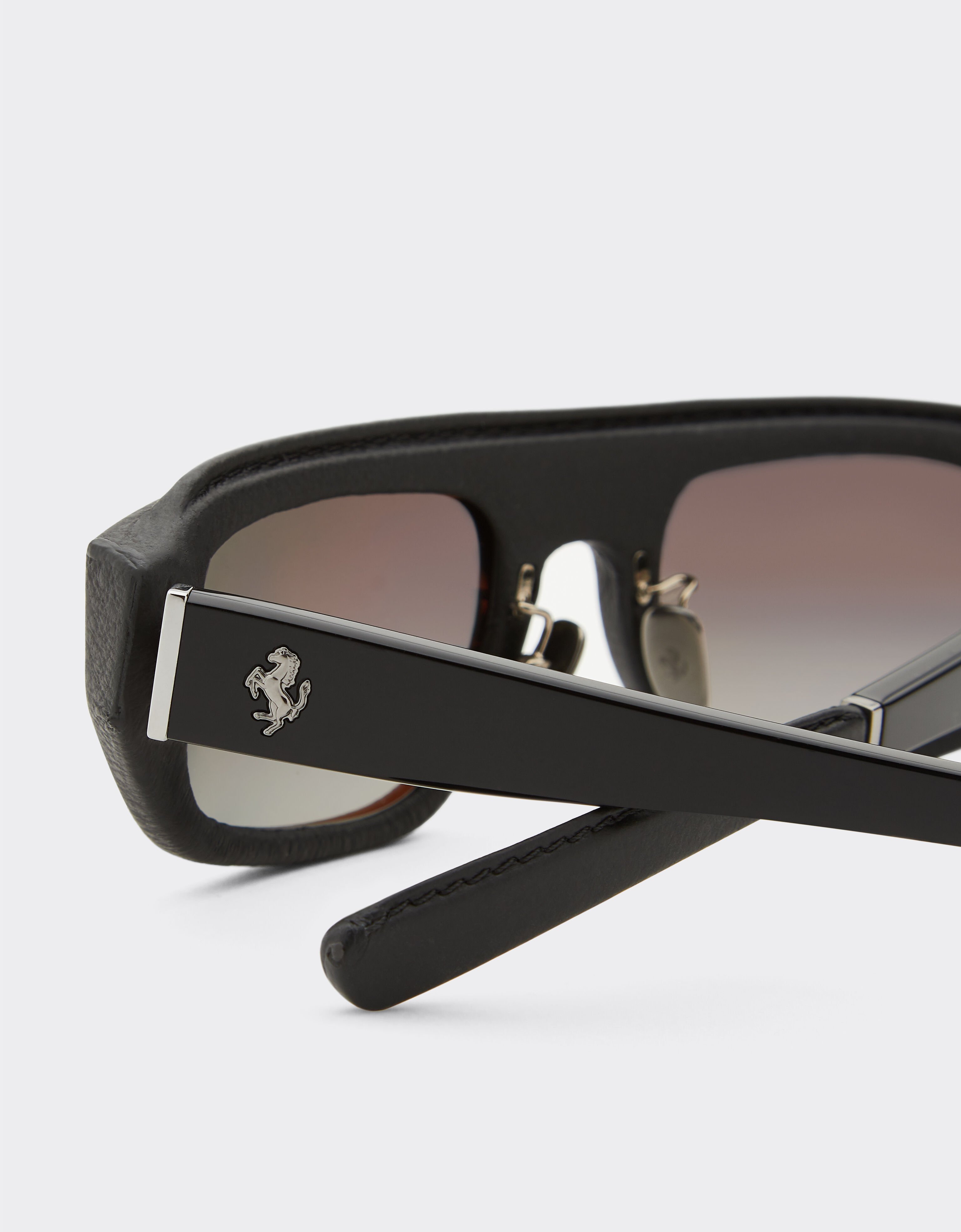 Ferrari Lunettes de soleil Ferrari en acétate et cuir noir avec verres polarisants grisés Noir F1541f