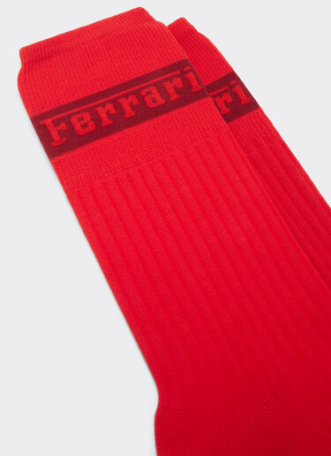 Ferrari Socken mit Maxi-Ferrari-Logo in Kontrastfarbe Rosso Dino 20740f