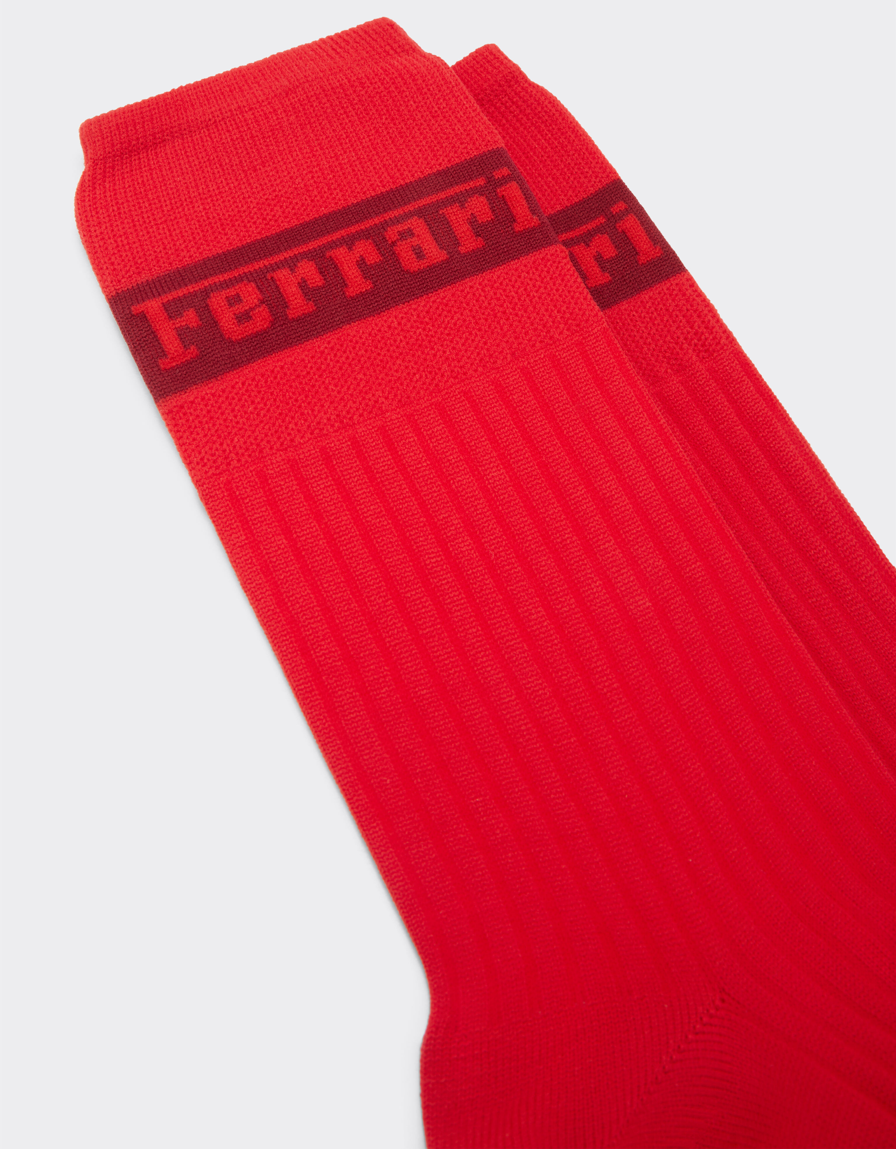 Ferrari Socken mit Maxi-Ferrari-Logo in Kontrastfarbe Rosso Dino 20740f