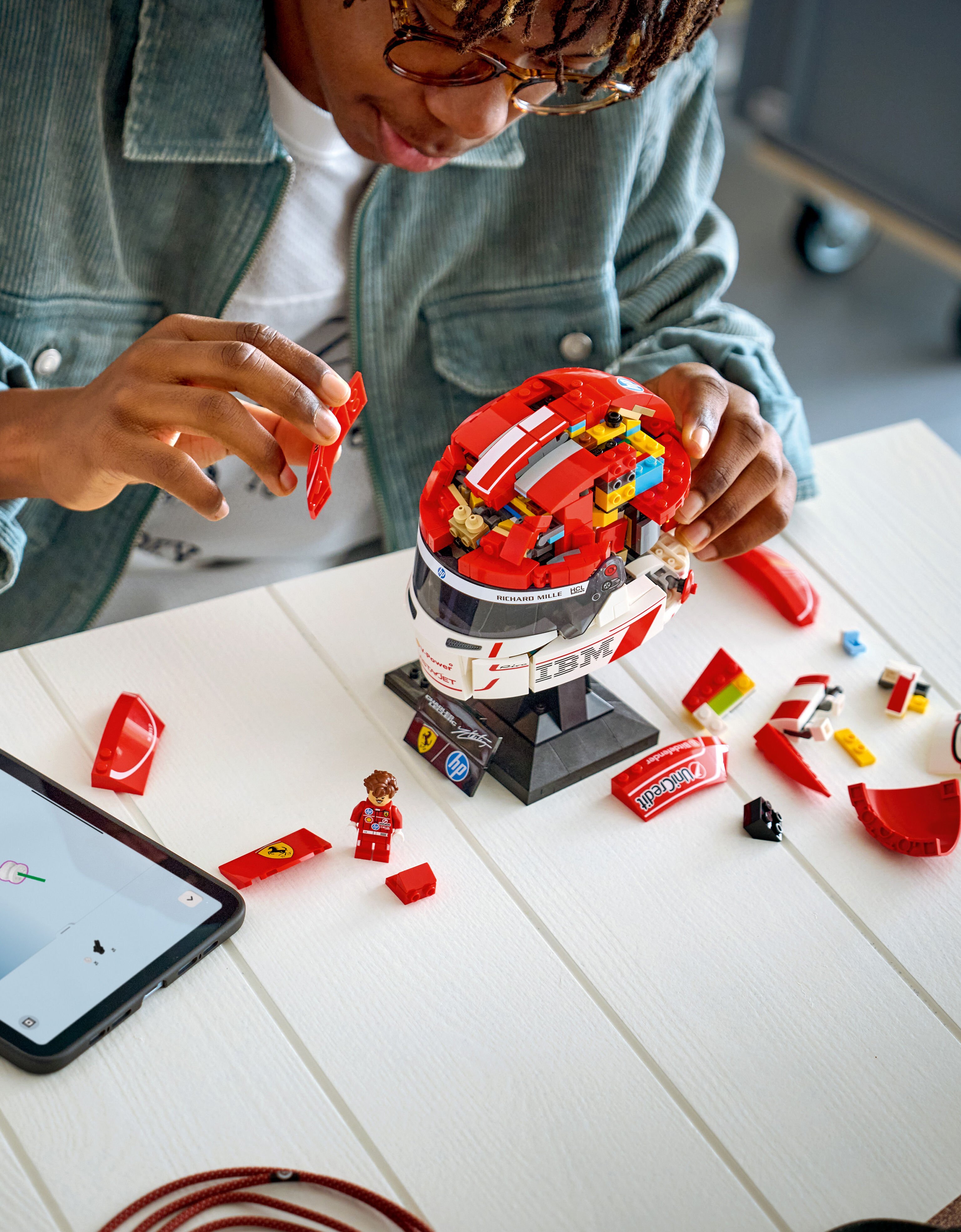 Set espositivo LEGO® Editions Scuderia Ferrari HP Casco e minifigure Charles Leclerc Ferrari Set espositivo LEGO® Editions Scuderia Ferrari HP Casco e minifigure Charles Leclerc Red LA0TY1228EXT0001f