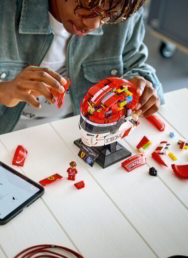 Set espositivo LEGO® Editions Scuderia Ferrari HP Casco e minifigure Charles Leclerc Ferrari Set espositivo LEGO® Editions Scuderia Ferrari HP Casco e minifigure Charles Leclerc Red LA0TY1228EXT0001f