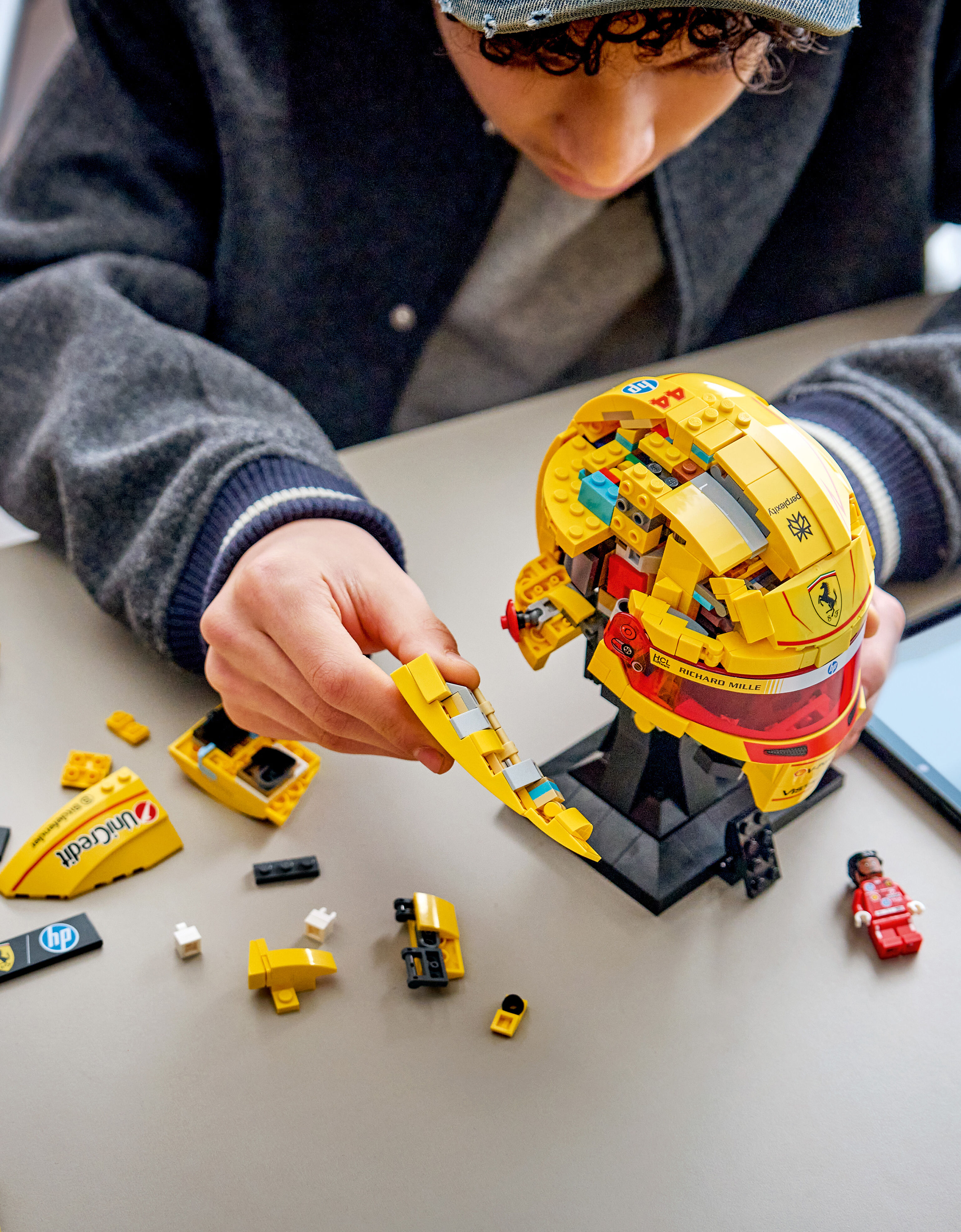 LEGO® Editions Scuderia Ferrari HP Display Set – Lewis Hamilton Helmet and Minifigure Ferrari LEGO® Editions Scuderia Ferrari HP Display Set – Lewis Hamilton Helmet and Minifigure Yellow LA0TY1229EXT0001f
