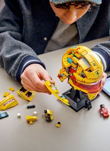 LEGO® Editions Scuderia Ferrari HP Display Set – Lewis Hamilton Helmet and Minifigure Ferrari LEGO® Editions Scuderia Ferrari HP Display Set – Lewis Hamilton Helmet and Minifigure Yellow LA0TY1229EXT0001f