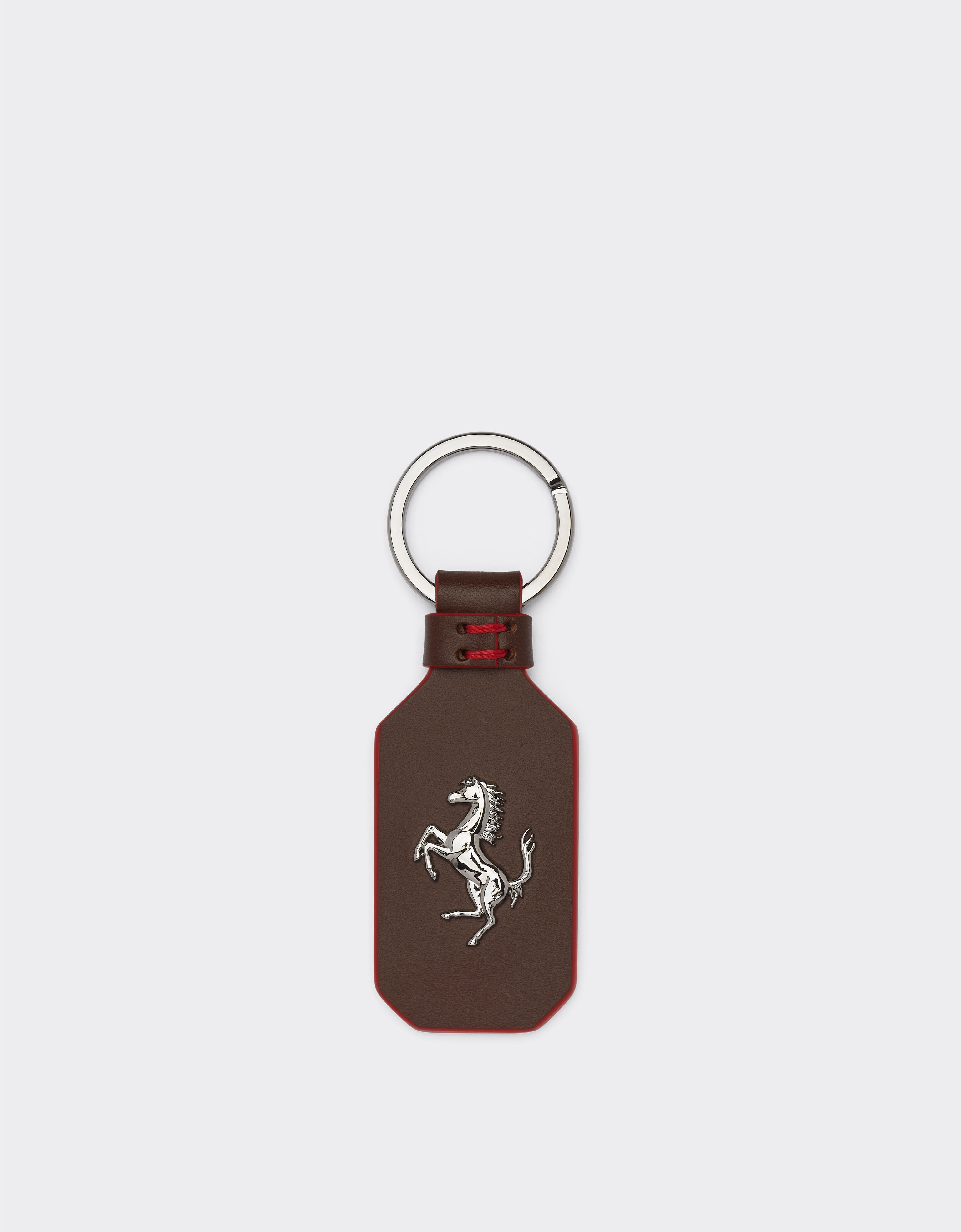 ${brand} Schlüsselanhänger aus Leder mit „Cavallino Rampante“-Emblem ${colorDescription} ${masterID}