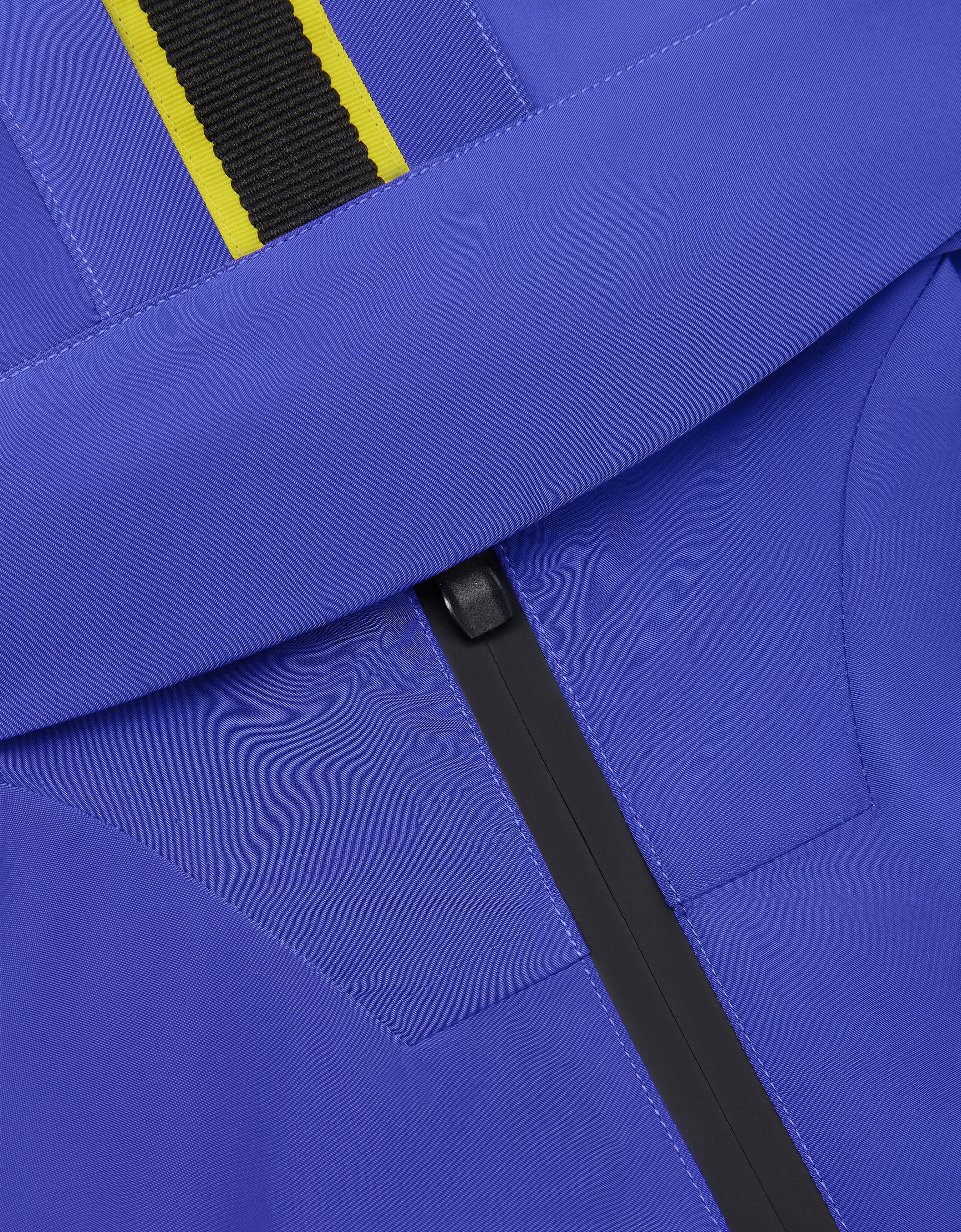 Ferrari Jacke aus technischem Gewebe mit Kapuze und Ferrari-Wappen Pastellblau 48523fK