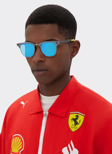 Ferrari Ray-Ban pour Scuderia Ferrari RB3807M en métal gris avec des verres gris miroir bleu polarisés Ingrid F1514f