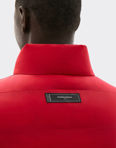 Ferrari Gesteppte Nylonweste mit Ferrari-Wappen Rosso SWMVT0001WNY0003f