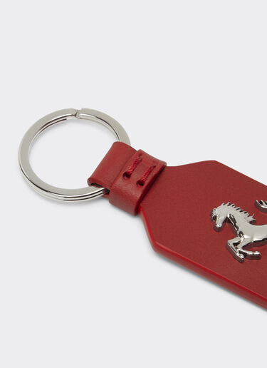 Ferrari Schlüsselanhänger aus Leder mit „Cavallino Rampante“-Emblem Rosso Corsa 47156f