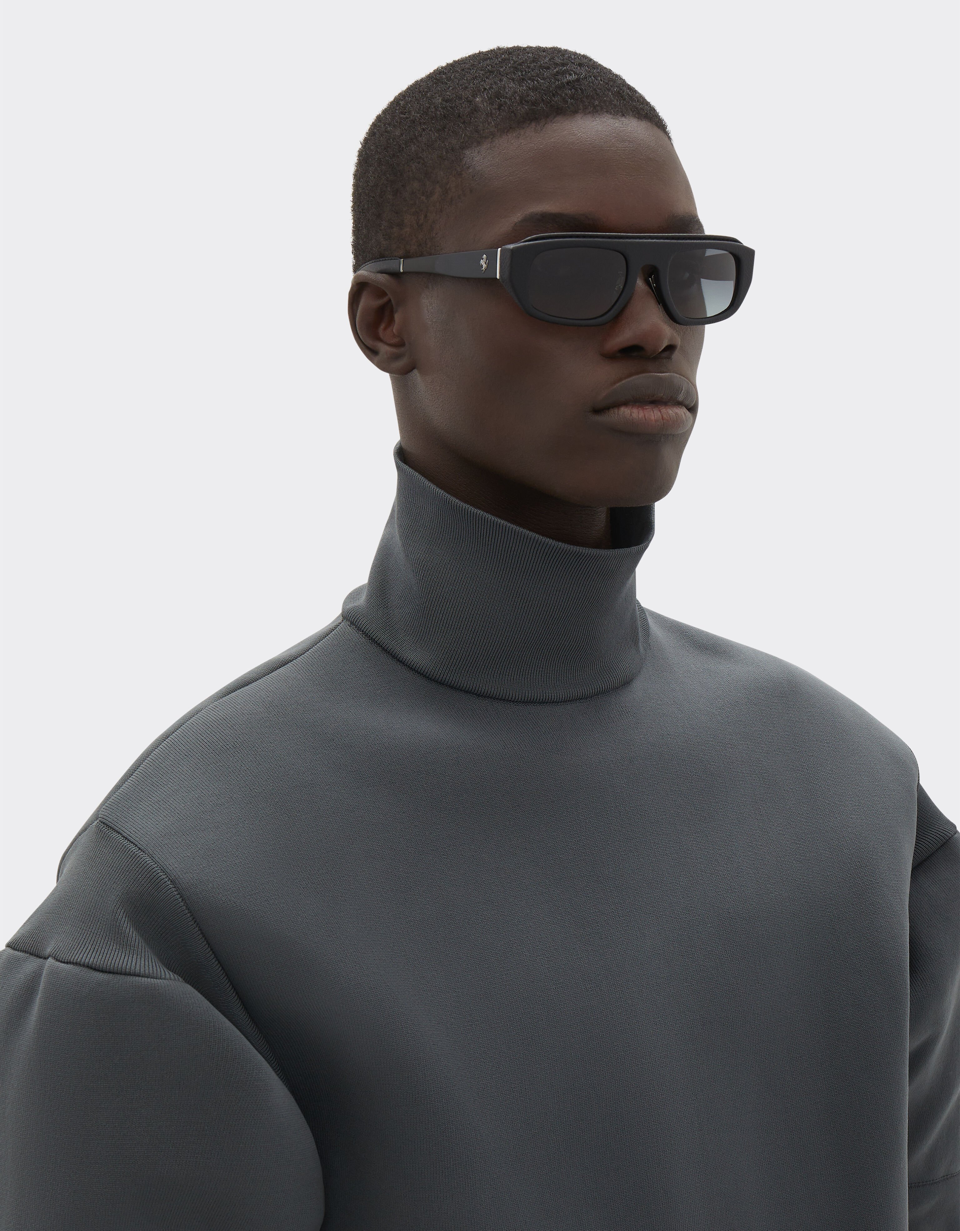 Ferrari Lunettes de soleil Ferrari en acétate et cuir noir avec verres polarisants grisés Noir F1541f