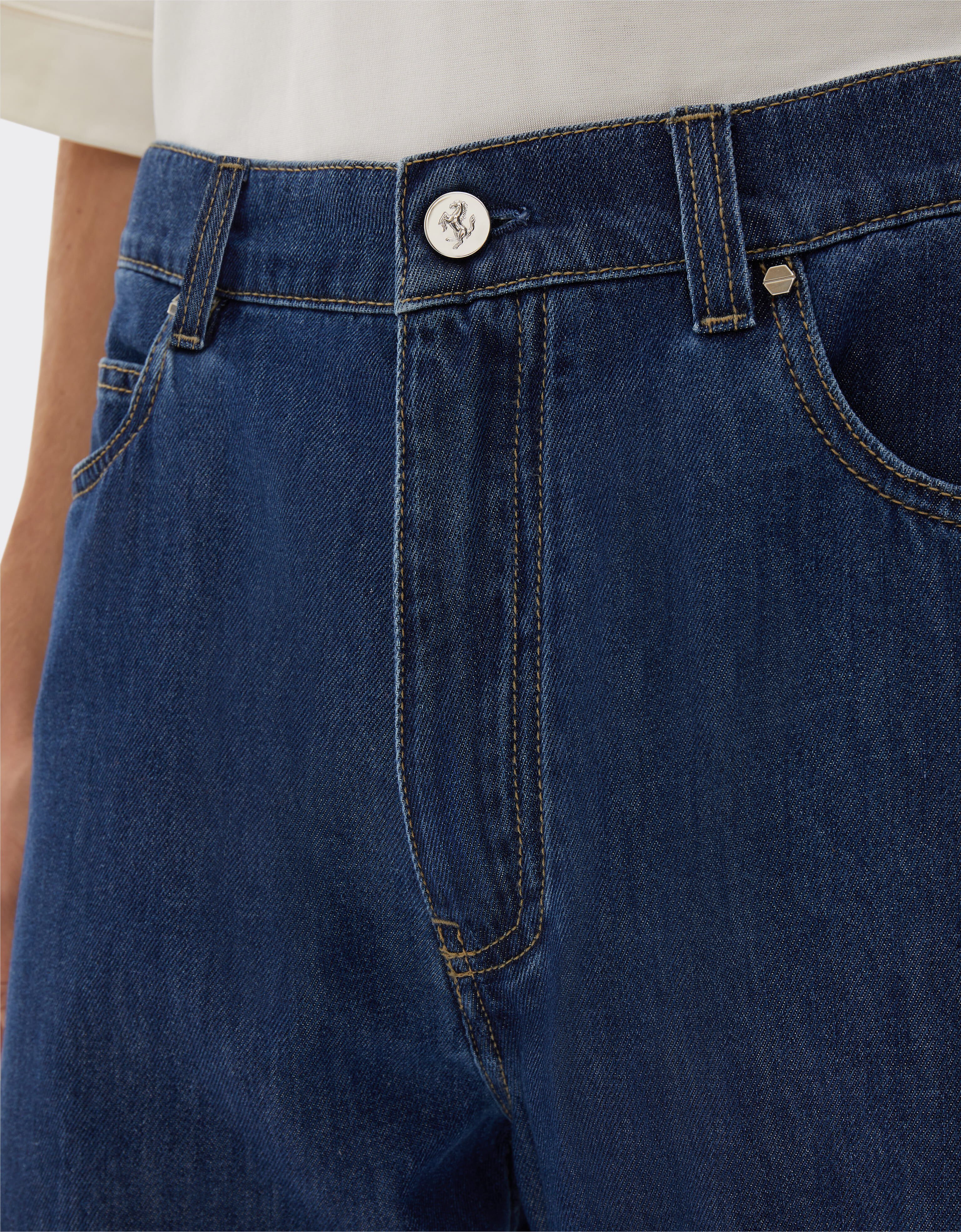 Jean 5 poches avec détails en Alcantara® Ferrari Jean 5 poches avec détails en Alcantara® Blu Denim CDMTR0014DCO0014f