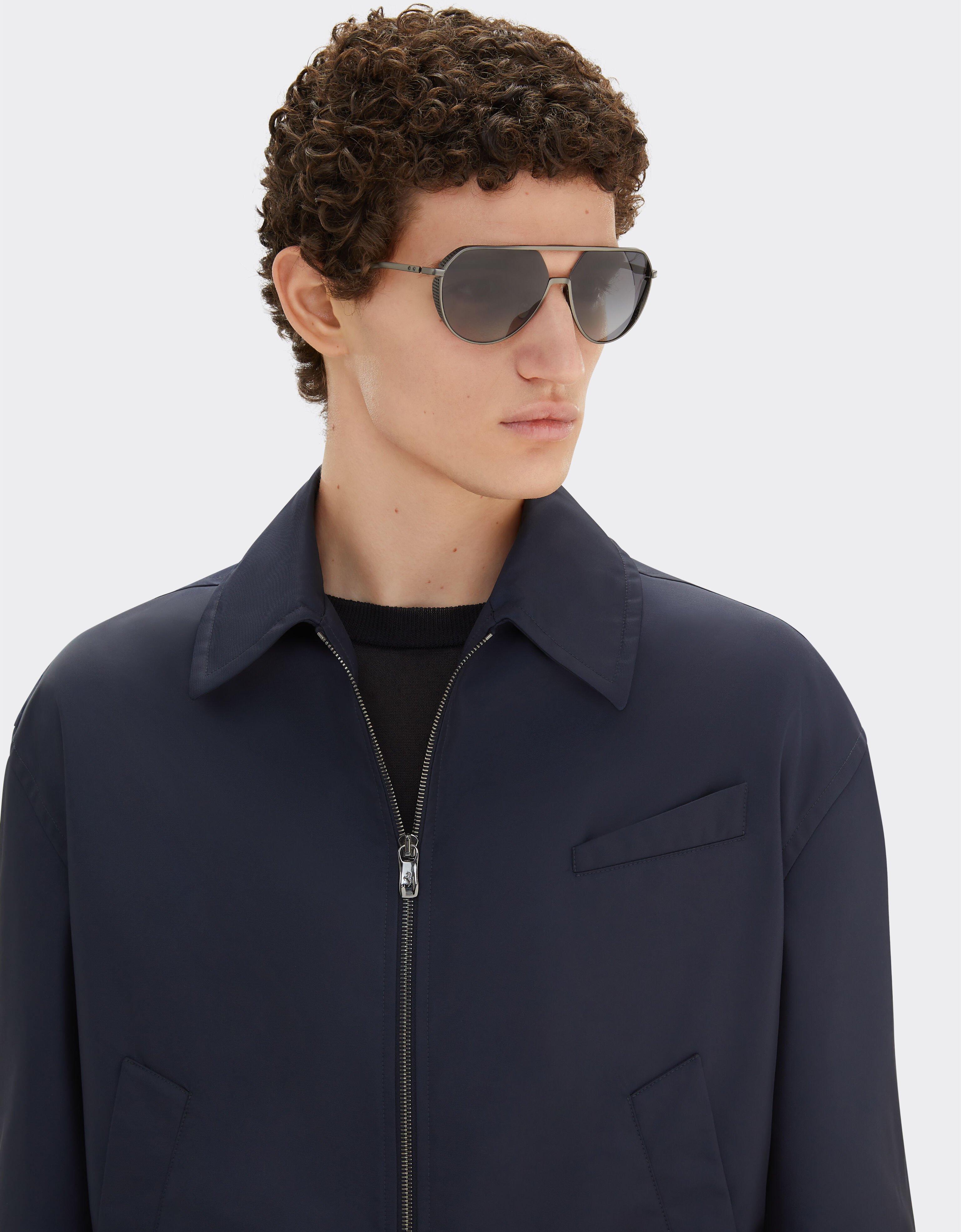Ferrari Lunettes de soleil Ferrari en titane gunmetal mat avec verres polarisés gris dégradés Or Satiné LA02Af