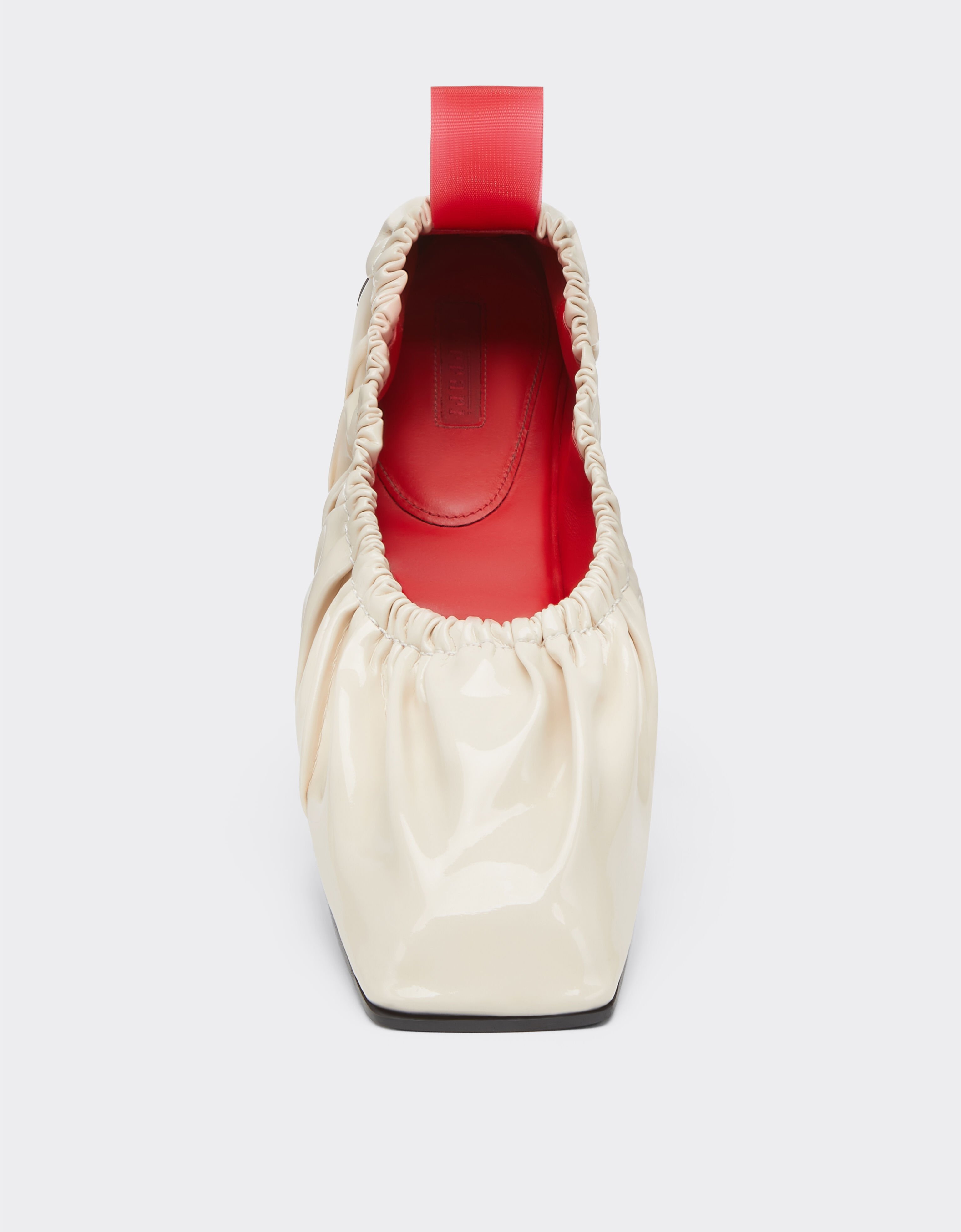 Ferrari Ballerine bouclée en cuir verni Ivory 21453f