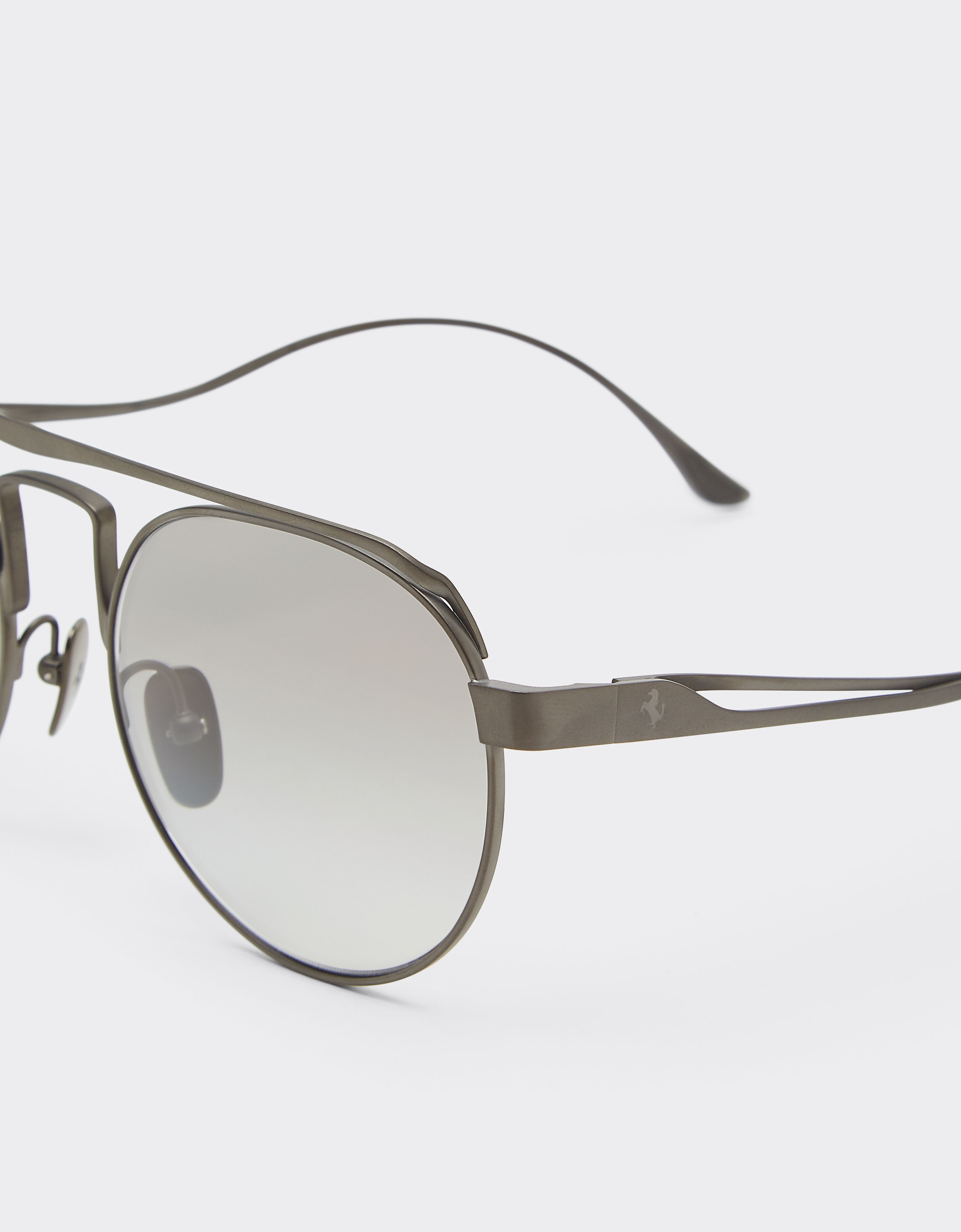 Ferrari Gafas de sol Ferrari de titanio gunmetal mate con cristales plateados espejados Gris metálico LA0ENf