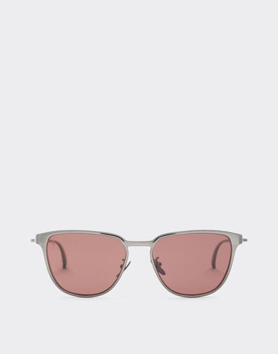 Lunettes de soleil Ferrari en métal couleur canon de fusil avec verres violets polarisés Ferrari Lunettes de soleil Ferrari en métal couleur canon de fusil avec verres violets polarisés Gunmetal LA0LBf