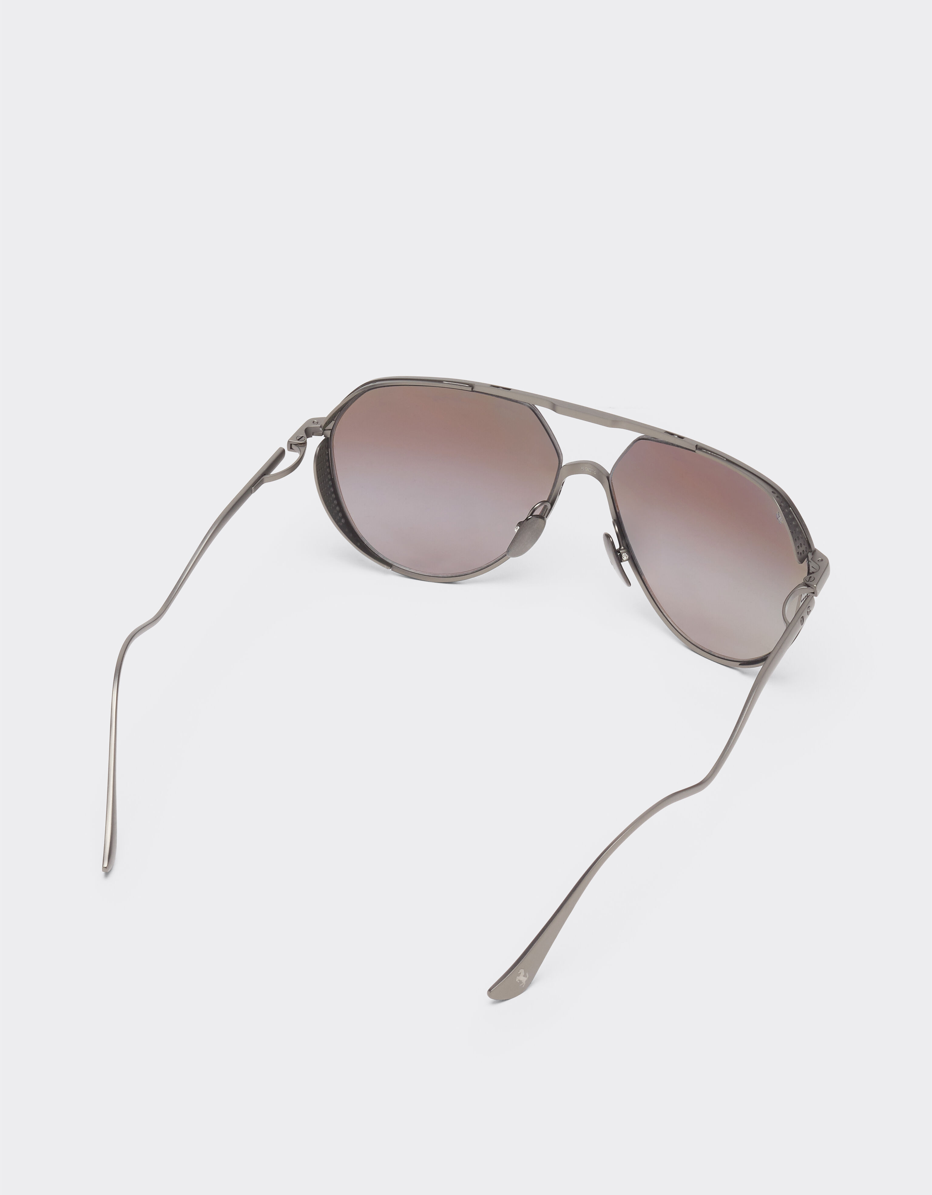 Ferrari Lunettes de soleil Ferrari en titane gunmetal mat avec verres polarisés gris dégradés Or Satiné LA02Af