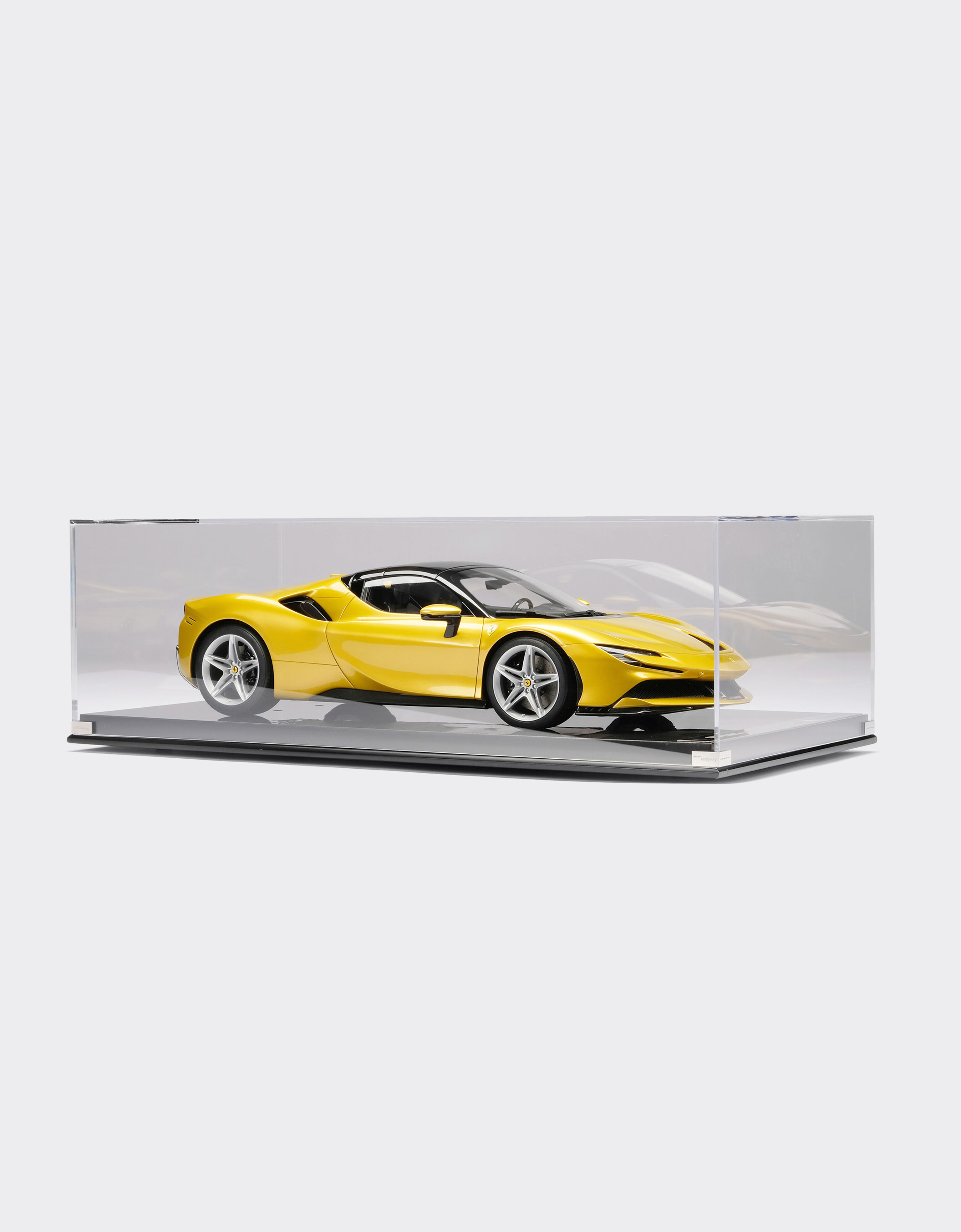 Ferrari SF90 Stradale Spider model in 1:8 scale Gold F0075f