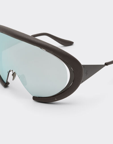 Ferrari Gafas de sol Ferrari en metal cepillado color alquitrán antiguo y piel marrón oscuro con máscara plateada espejada Marrone Scuro LA0LMf