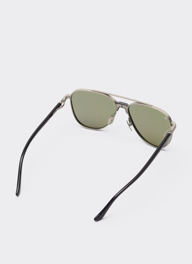 Ferrari Lunettes de soleil Ferrari en titane  argent mat et acétate avec verres vert foncé Silver LA0KRf