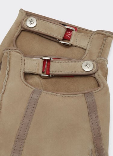 Gants de pilote Ferrari en daim sans doigts x Charles Leclerc Ferrari Gants de pilote Ferrari en daim sans doigts x Charles Leclerc Écru 22294f
