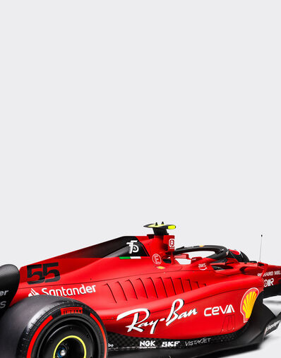 Ferrari 1:8 scale Carlos Sainz Ferrari F1-75 model Red F0666f