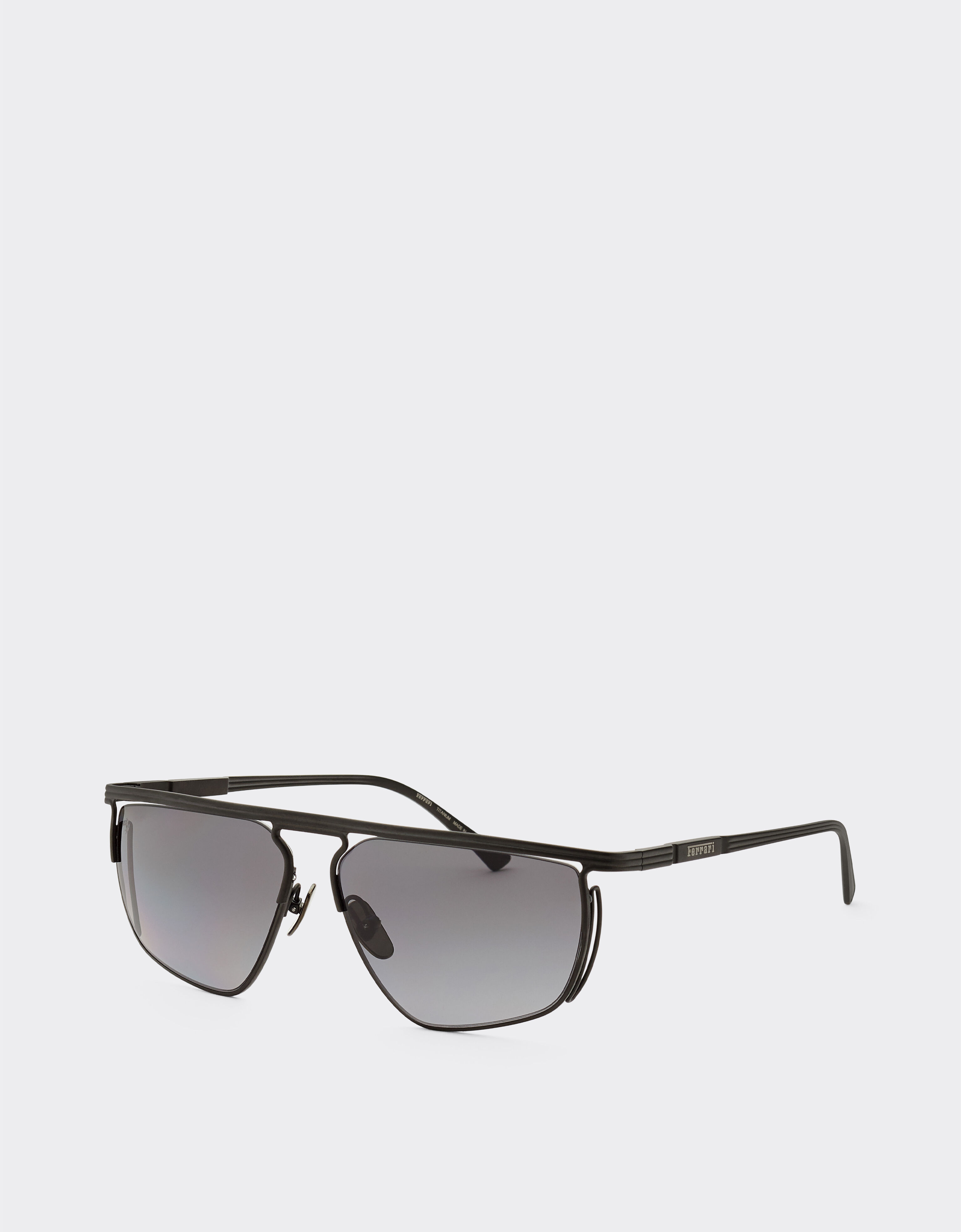 Ferrari Lunettes de soleil Ferrari en titane noir mat avec verres polarisants gris fumé Noir mat F1520f