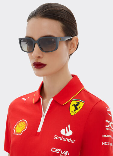 Ferrari Ray-Ban pour Scuderia Ferrari RB4443M en PEEK gris avec des verres gris dégradés Ingrid F1518f