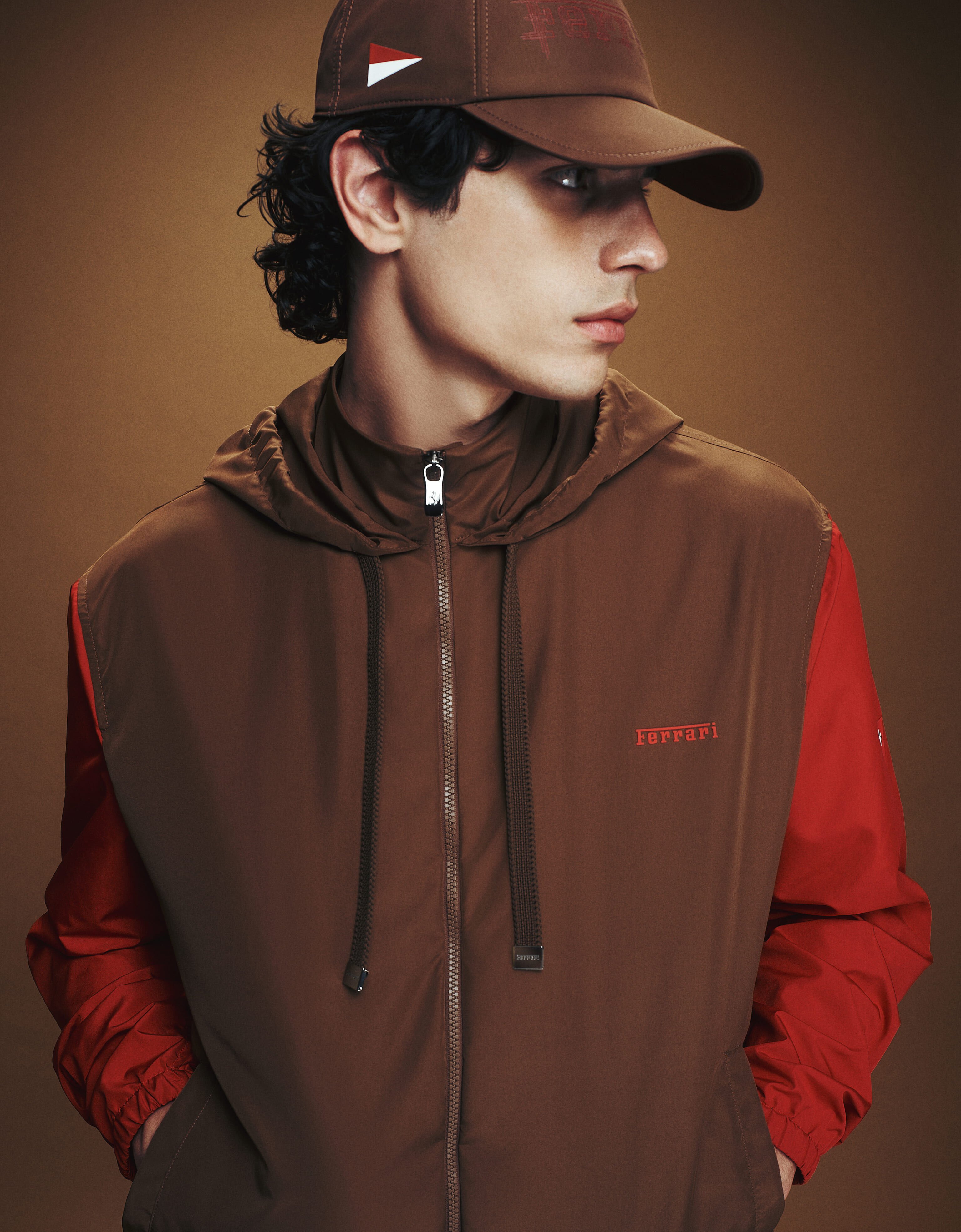 Chaqueta cortavientos Ferrari para el GP de Mónaco 2026 Ferrari Chaqueta cortavientos Ferrari para el GP de Mónaco 2026 Caffè CWMJK0009WNY0001f
