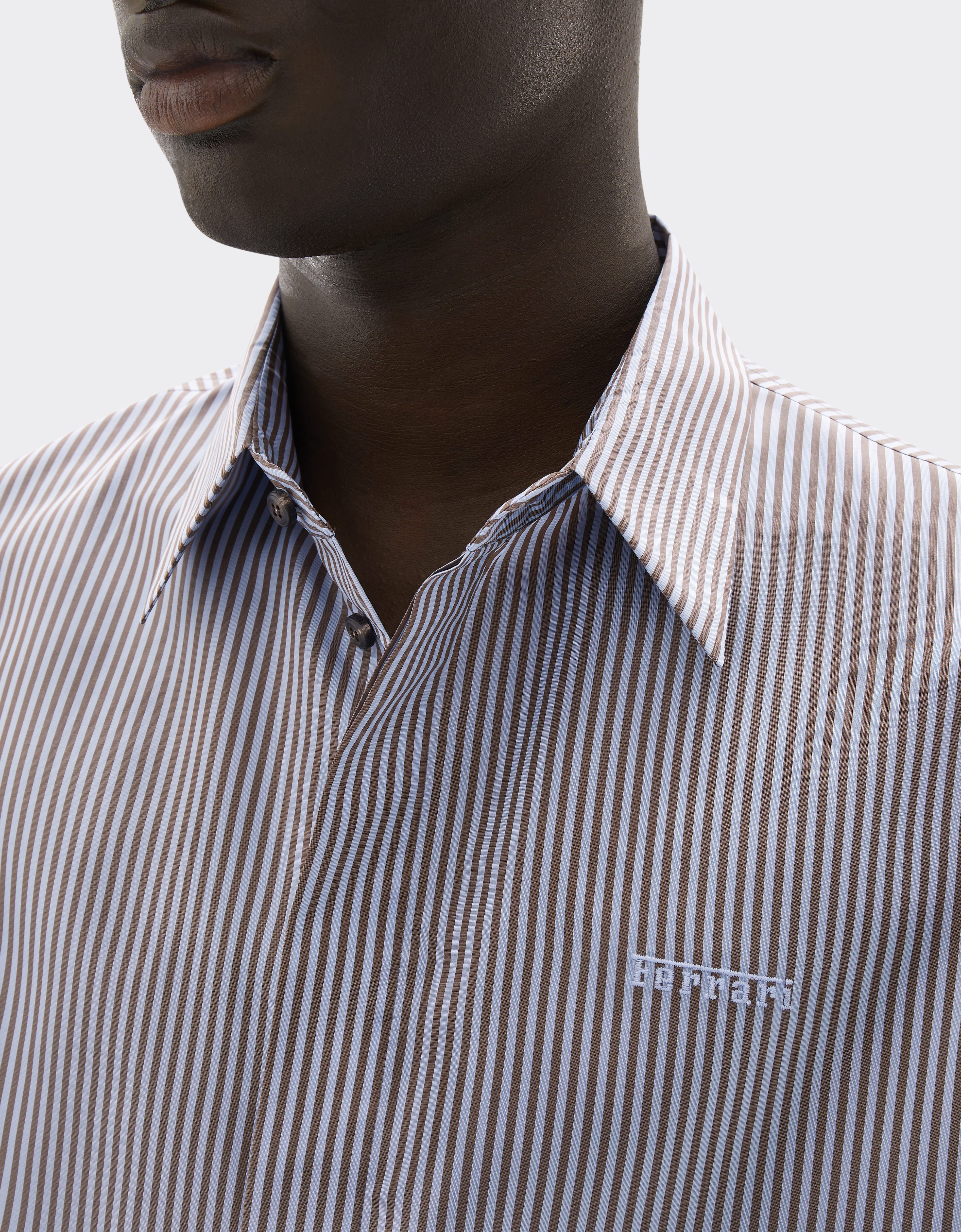 Chemise en barré mélangé soie avec broderie Ferrari Chemise en barré mélangé soie avec broderie Powder Blue CWMSH0021WPL0012f