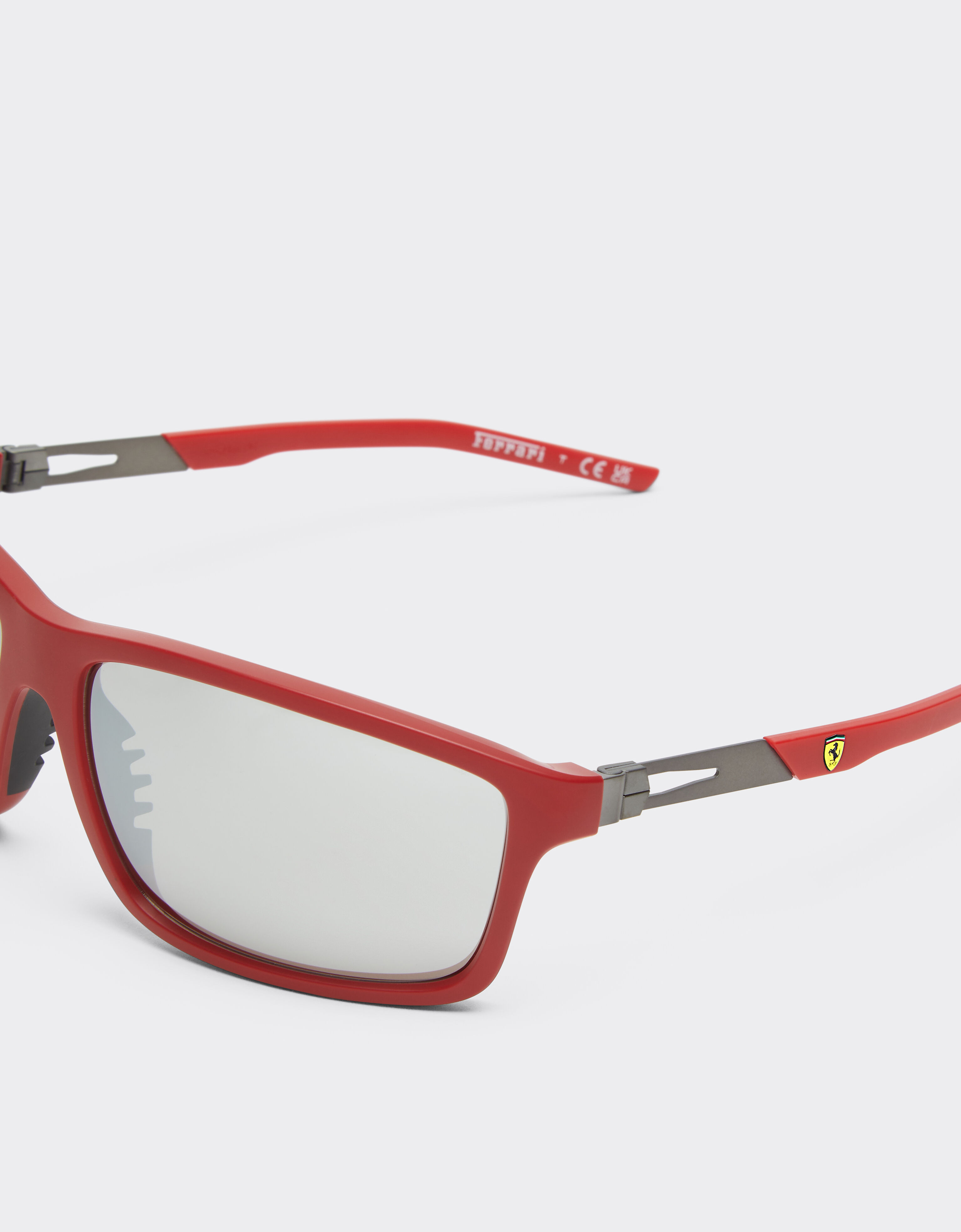 Ray-Ban for Scuderia Ferrari 0FZ6021 en material inyectado y metal rojo Ferrari mate con lentes grises espejadas Ferrari Ray-Ban for Scuderia Ferrari 0FZ6021 en material inyectado y metal rojo Ferrari mate con lentes grises espejadas Rosso LY0SG1418EXT0001f