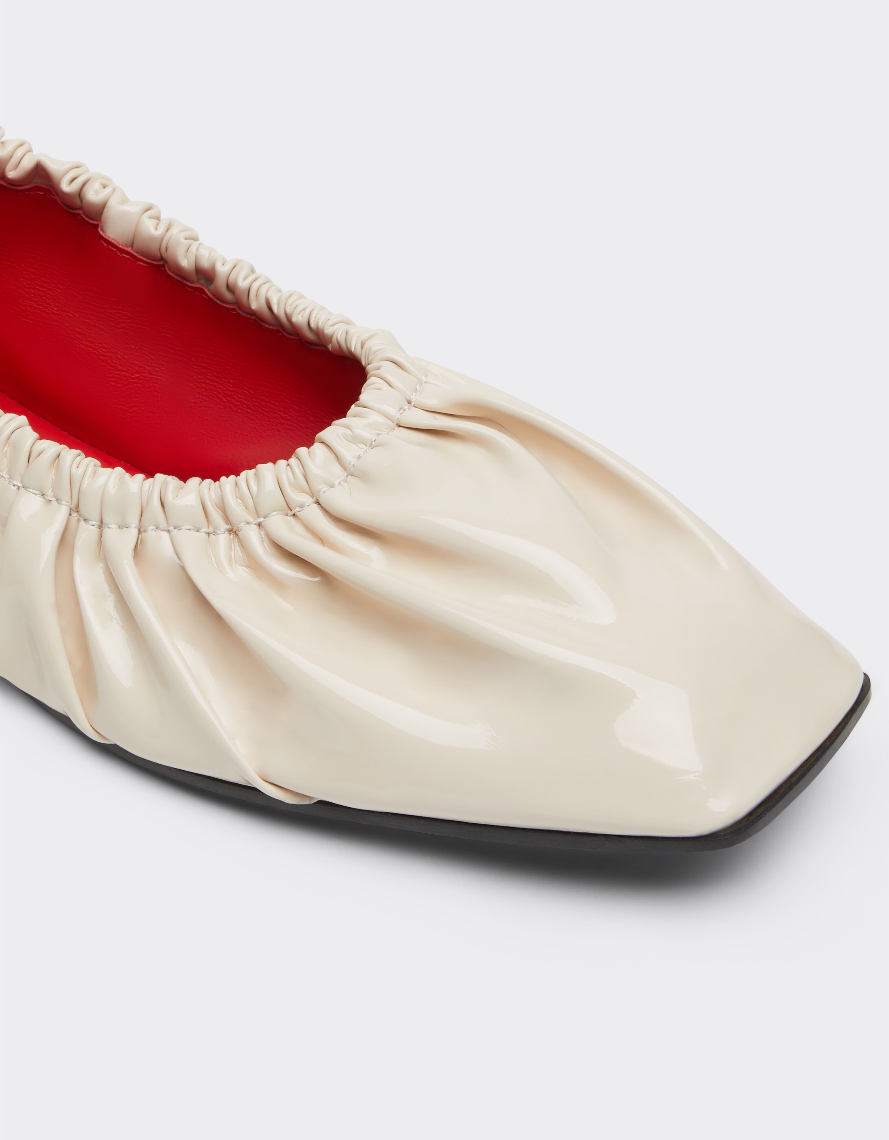 Ferrari Gekräuselter Ballerina-Schuh aus Lackleder Elfenbein 21453f