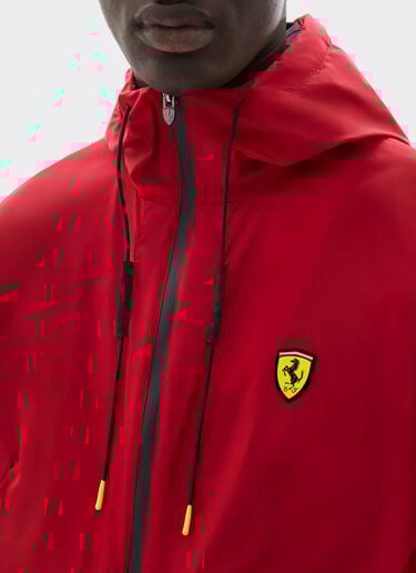  Nylon-Windjacke mit Ferrari-Wappen Rosso SWMOU0004WNY0003f